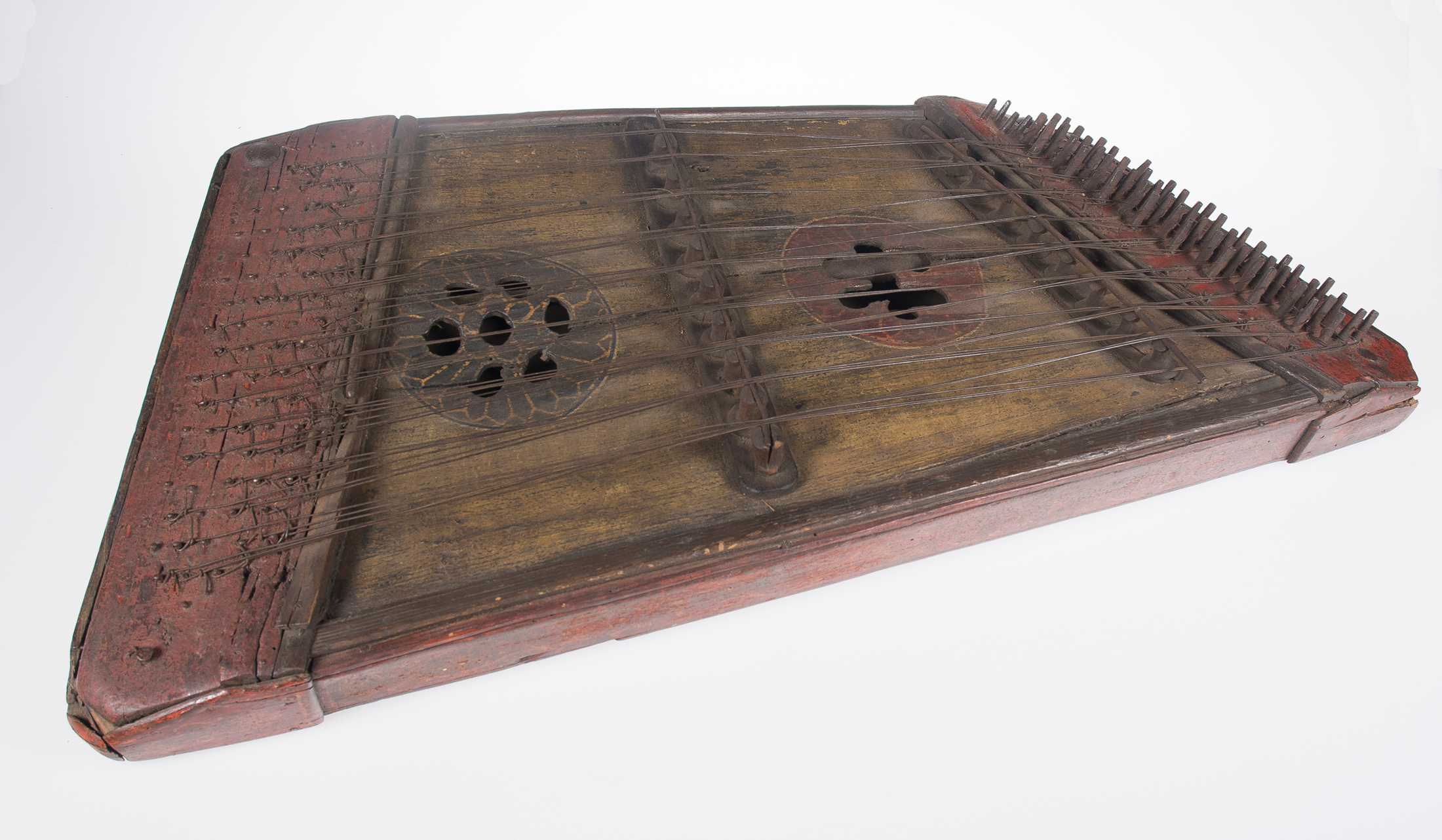 Polychromed walnut psaltery. Italy. 15th - 16th century.