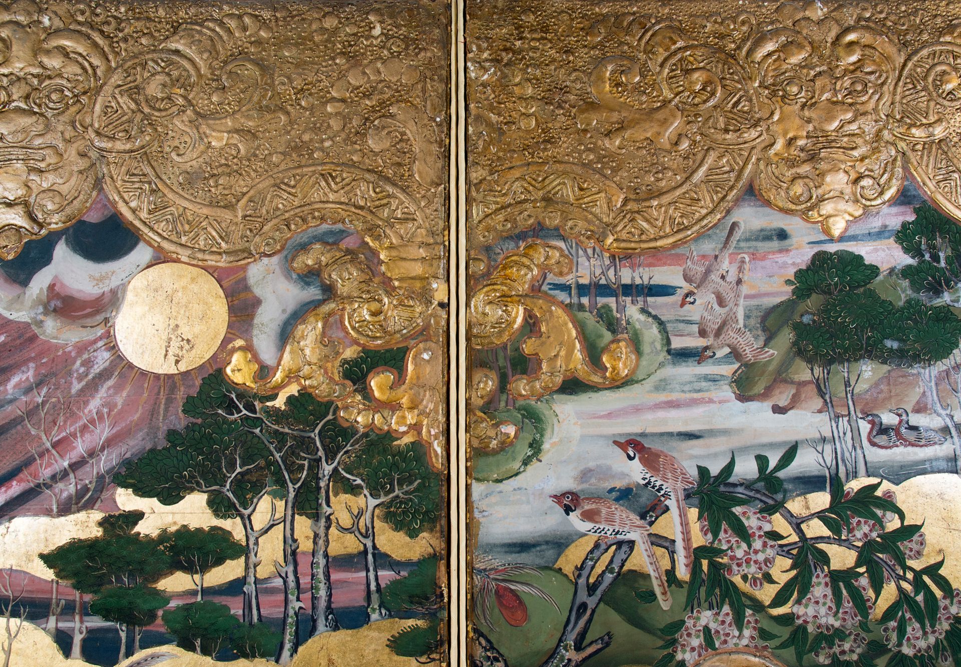 Pair of room dividers in painted paper on fabric, mixed media, gilt and gold goffering. Colonial - Image 19 of 25