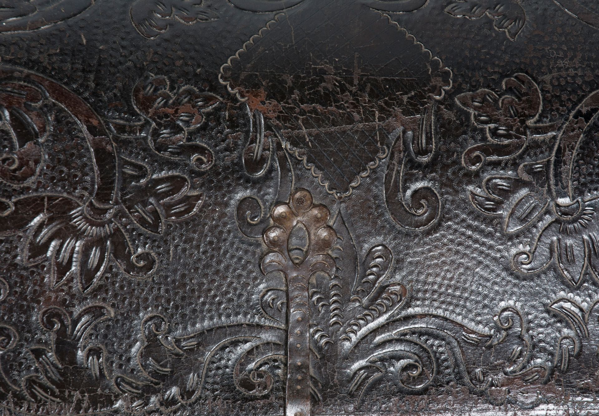 Embossed leather chest. Colonial School. Peru. 18th century. - Bild 3 aus 5