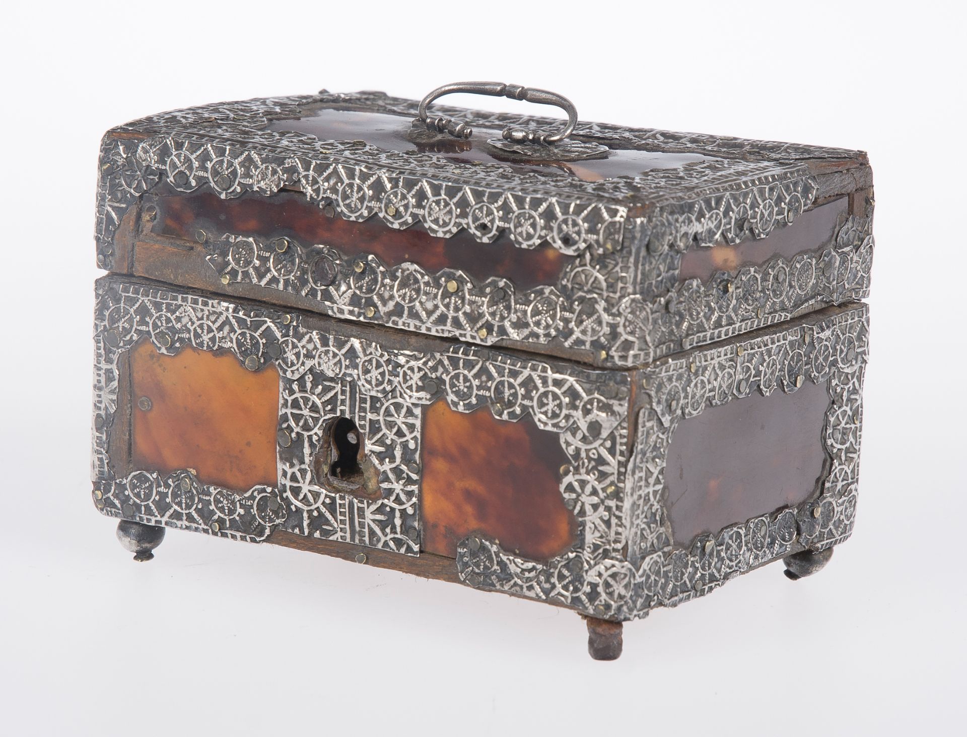 Small wooden chest covered in tortoiseshell and silver. Dutch colonies. Indonesia. 17th century. - Image 3 of 6