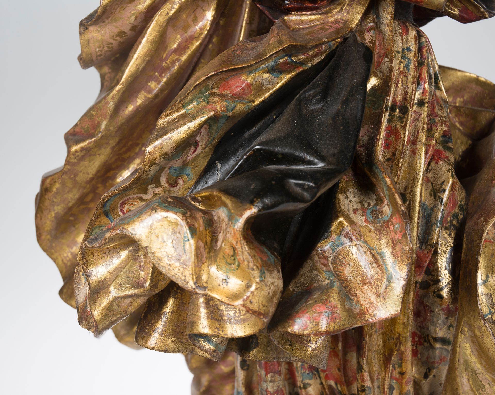 "Our Lady Immaculate". Carved, gilded, estofado technique and polychromed wooden sculpture. Colon - Image 8 of 21