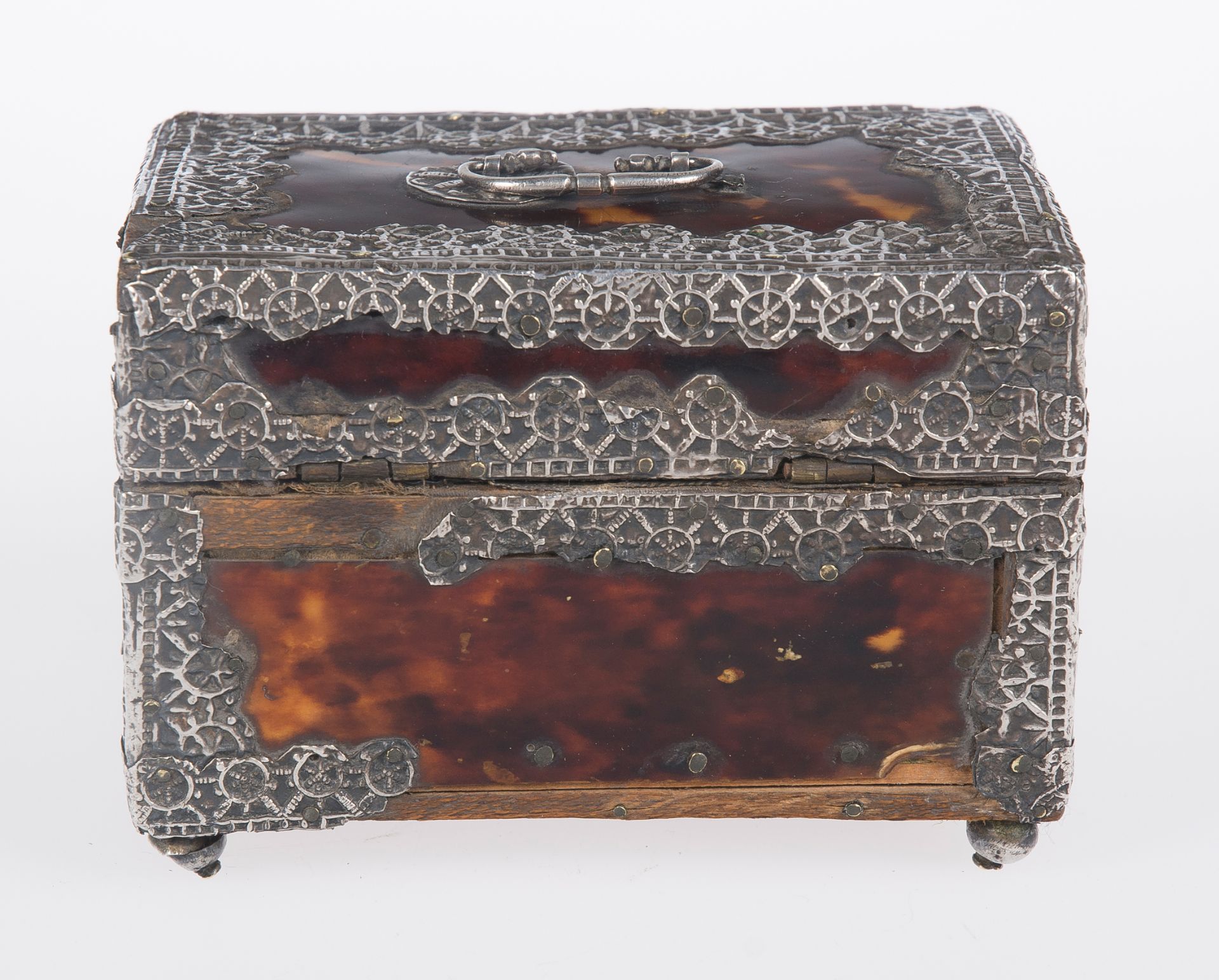 Small wooden chest covered in tortoiseshell and silver. Dutch colonies. Indonesia. 17th century. - Image 4 of 6