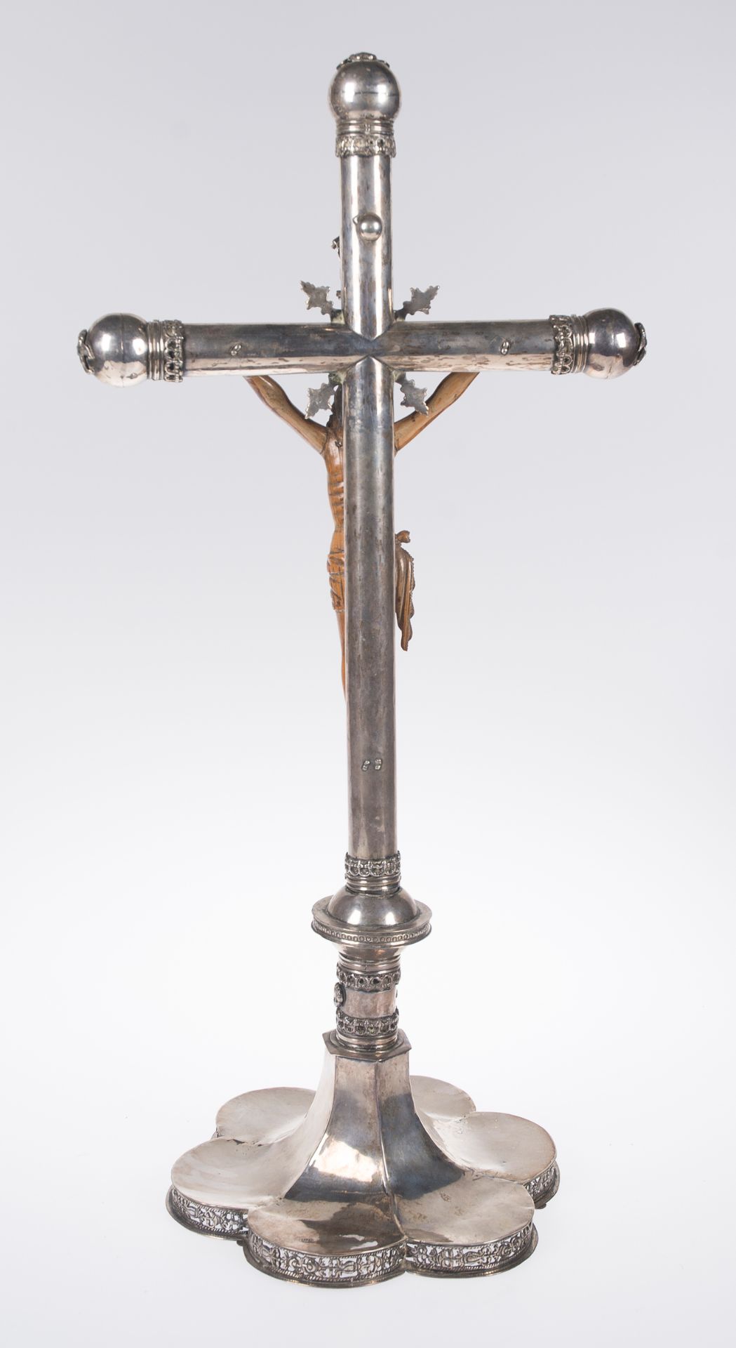 Large cross made of chased and pierced cast silver. Barcelona. 16th century. Sculpted ivory Chris - Image 6 of 7