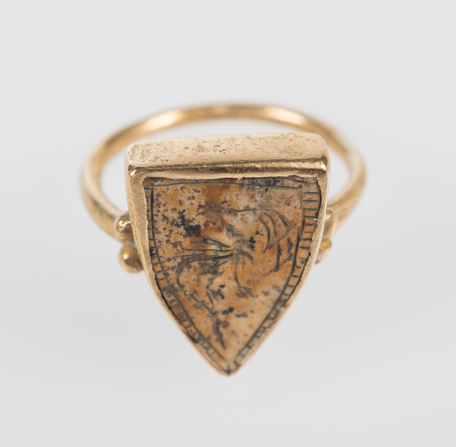 Gold and jasper ring. Medieval period. Gothic. Circa 1400. - Image 3 of 5