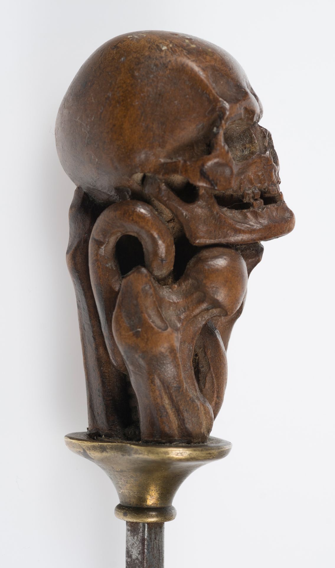 Boxwood stamp depicting a skull and a serpent. Probably German. 18th century. - Bild 5 aus 7