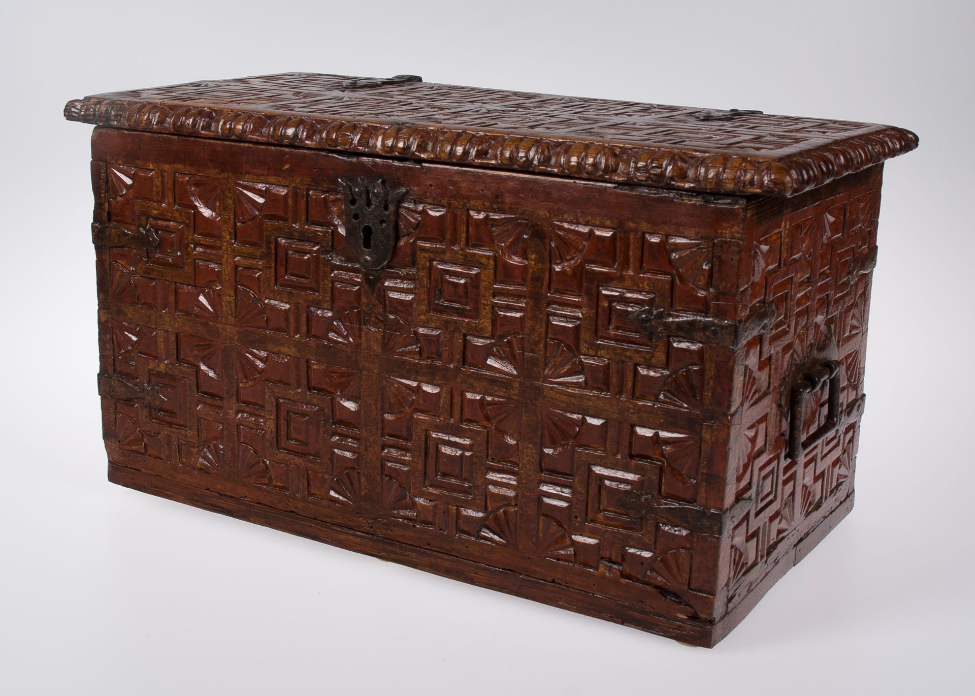 Carved cedarwood chest with iron fittings and polychrome residue. Colonial School. Peru. Late 17th - Bild 4 aus 6