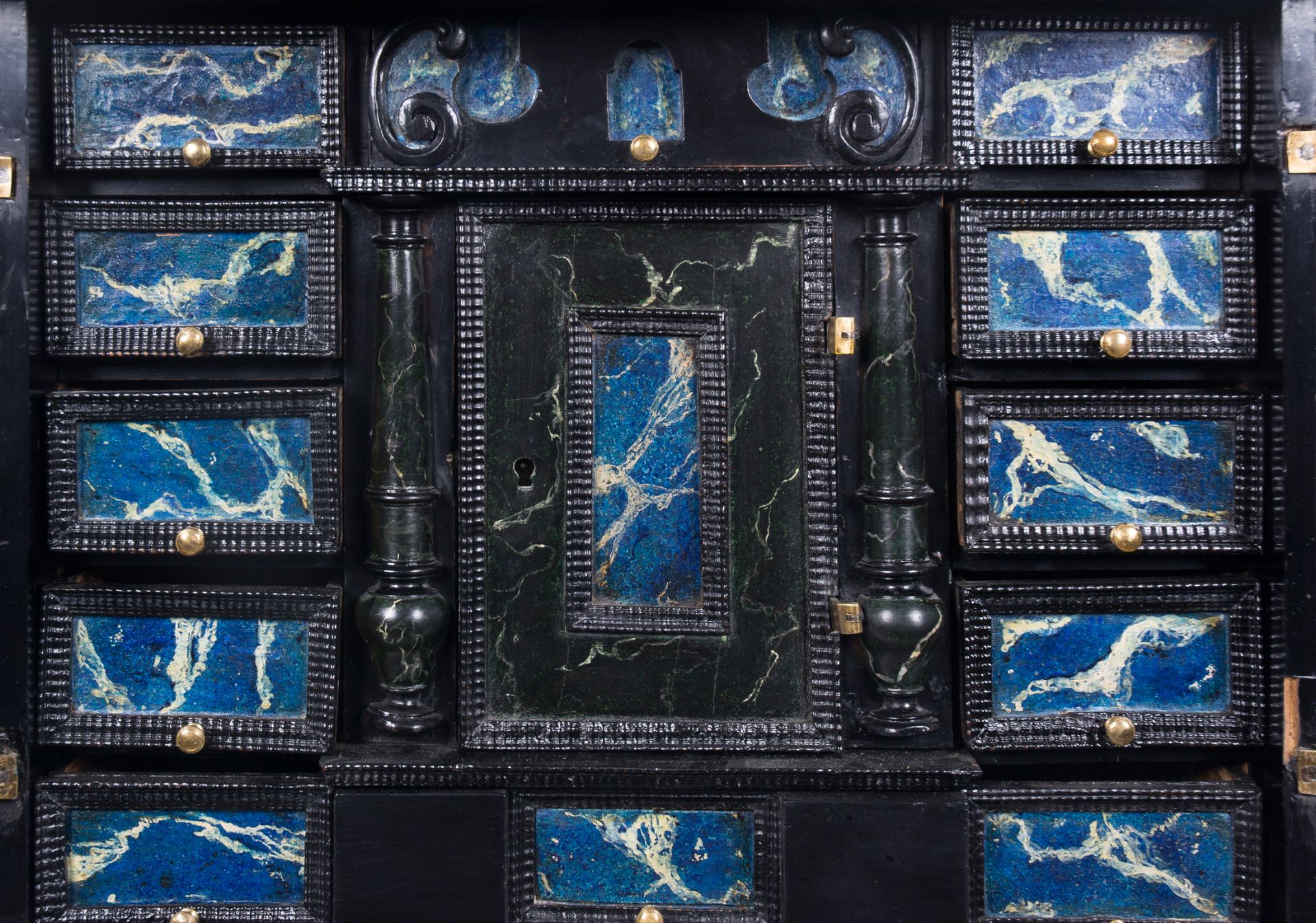 Ebonised and marbled small wooden chest. Flemish workshop. 17th - 18th century. - Bild 2 aus 3