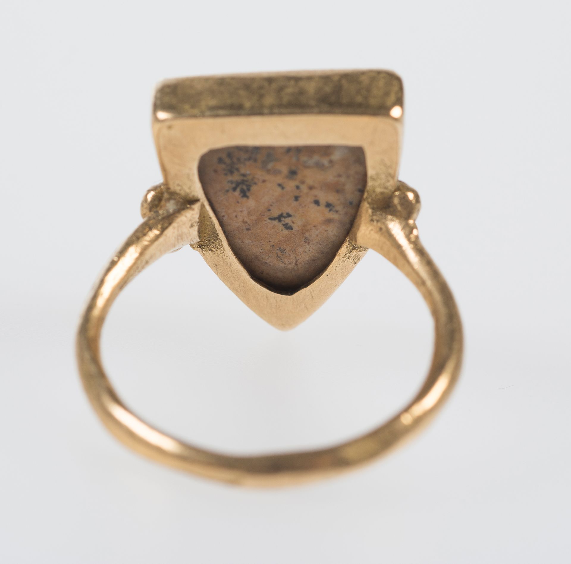 Gold and jasper ring. Medieval period. Gothic. Circa 1400. - Image 5 of 5