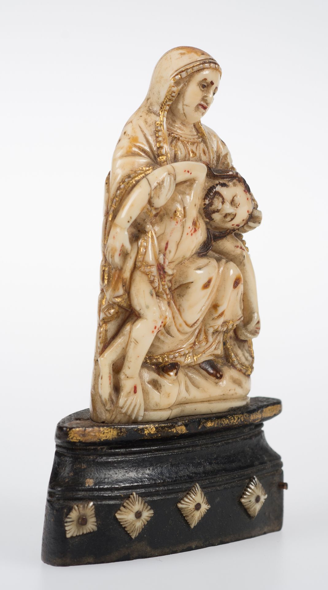 "Pietà". Ivory sculpture with polychrome and gilt residue. Indo-Portuguese work. Goa. Early 18th - Image 3 of 7