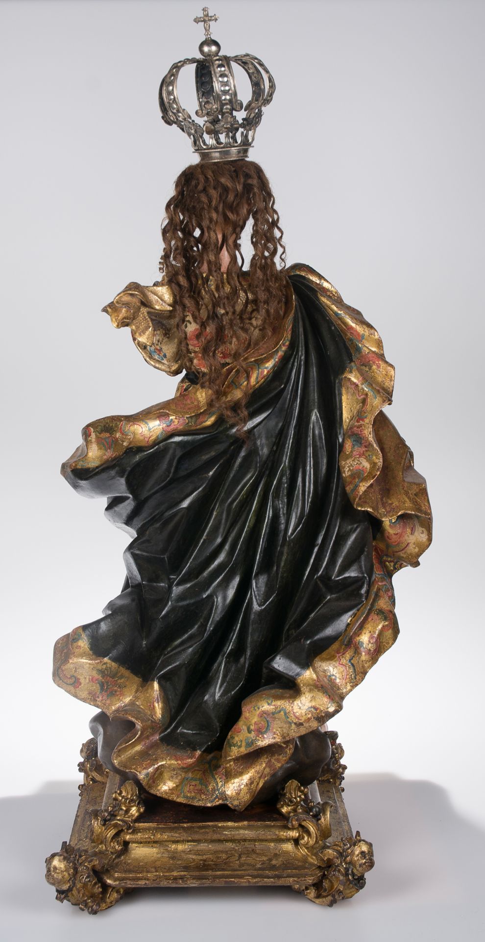 "Our Lady Immaculate". Carved, gilded, estofado technique and polychromed wooden sculpture. Colon - Image 11 of 21