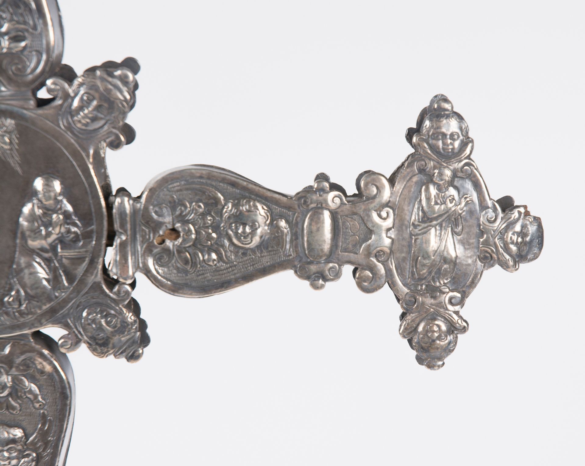Large, chased silver processional cross. 16th century. - Image 4 of 14