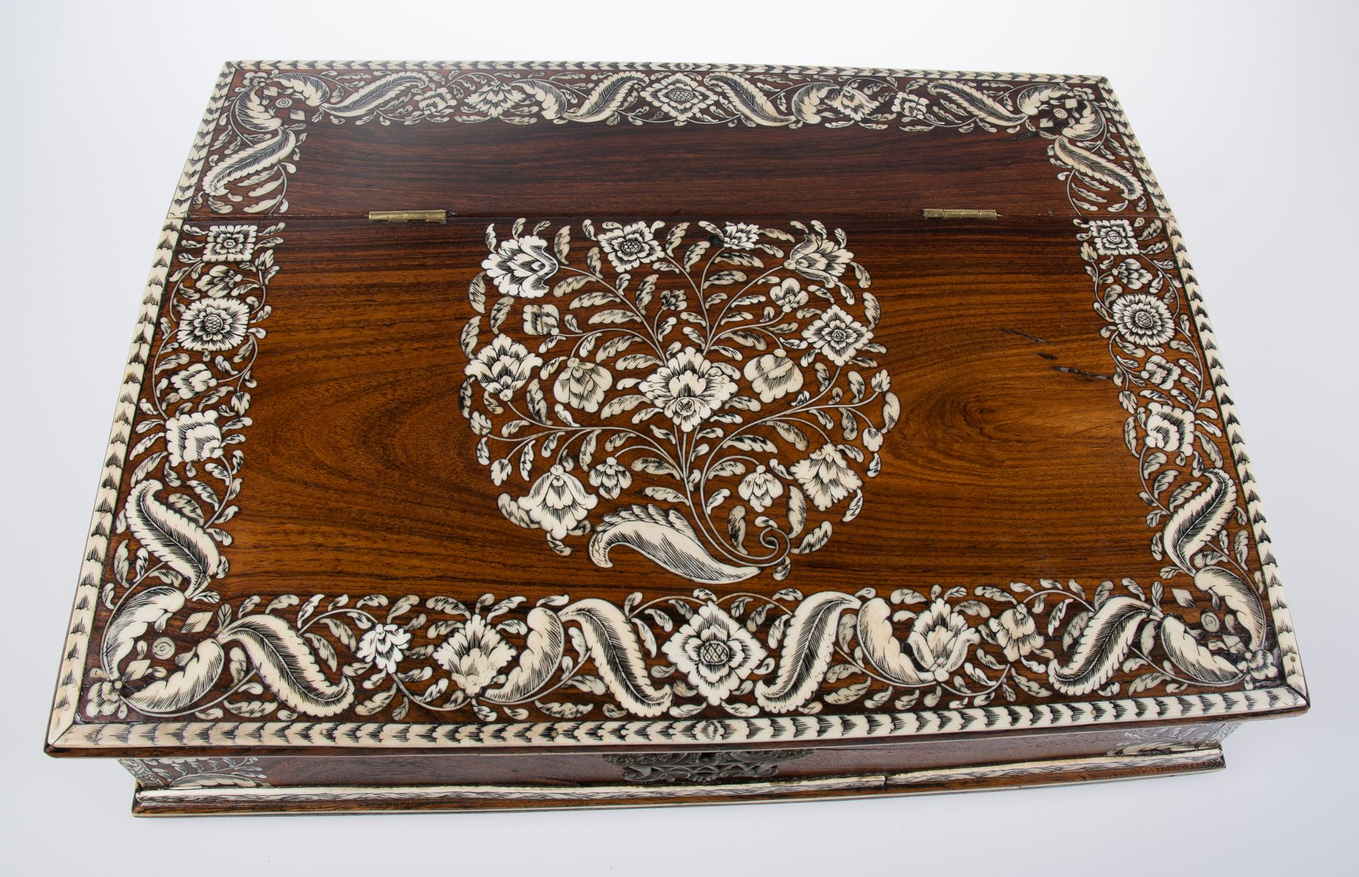 Teak writing desk with ivory incrustations. Colonial. Vizagatapan. India. Circa 1730. - Bild 3 aus 8