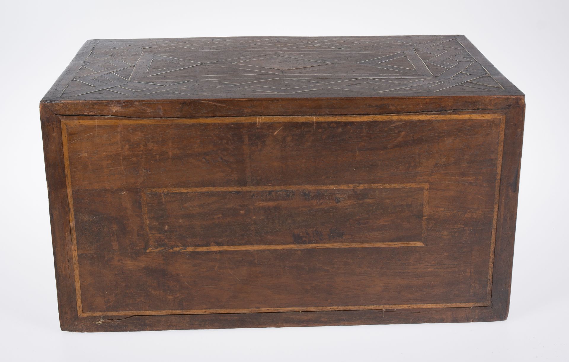 Wooden chest with ivory and tortoiseshell incrustations and iron fittings. Colonial School. Mexico - Bild 4 aus 6