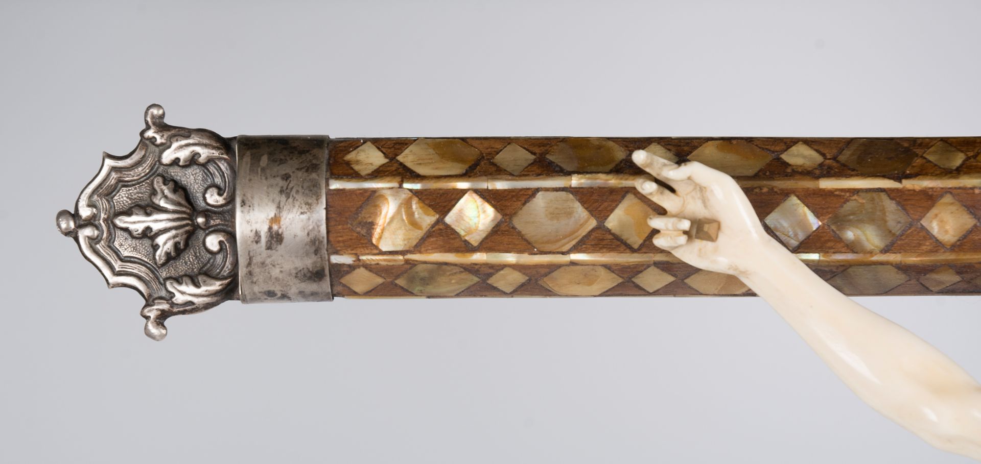 Large wooden cross with mother of pearl, tortoiseshell and silver. Colonial School. Mexico. 18th c - Image 6 of 7