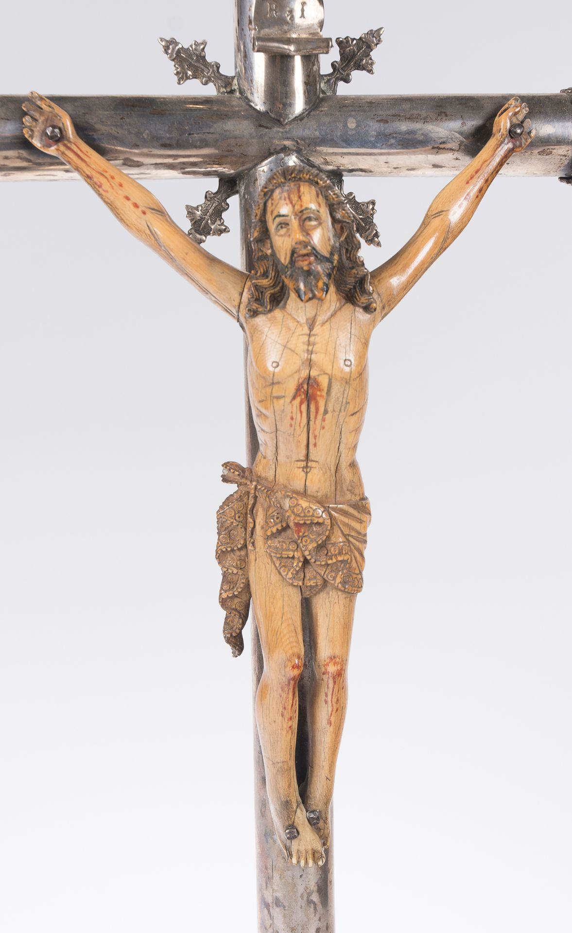 Large cross made of chased and pierced cast silver. Barcelona. 16th century. Sculpted ivory Chris - Image 2 of 7