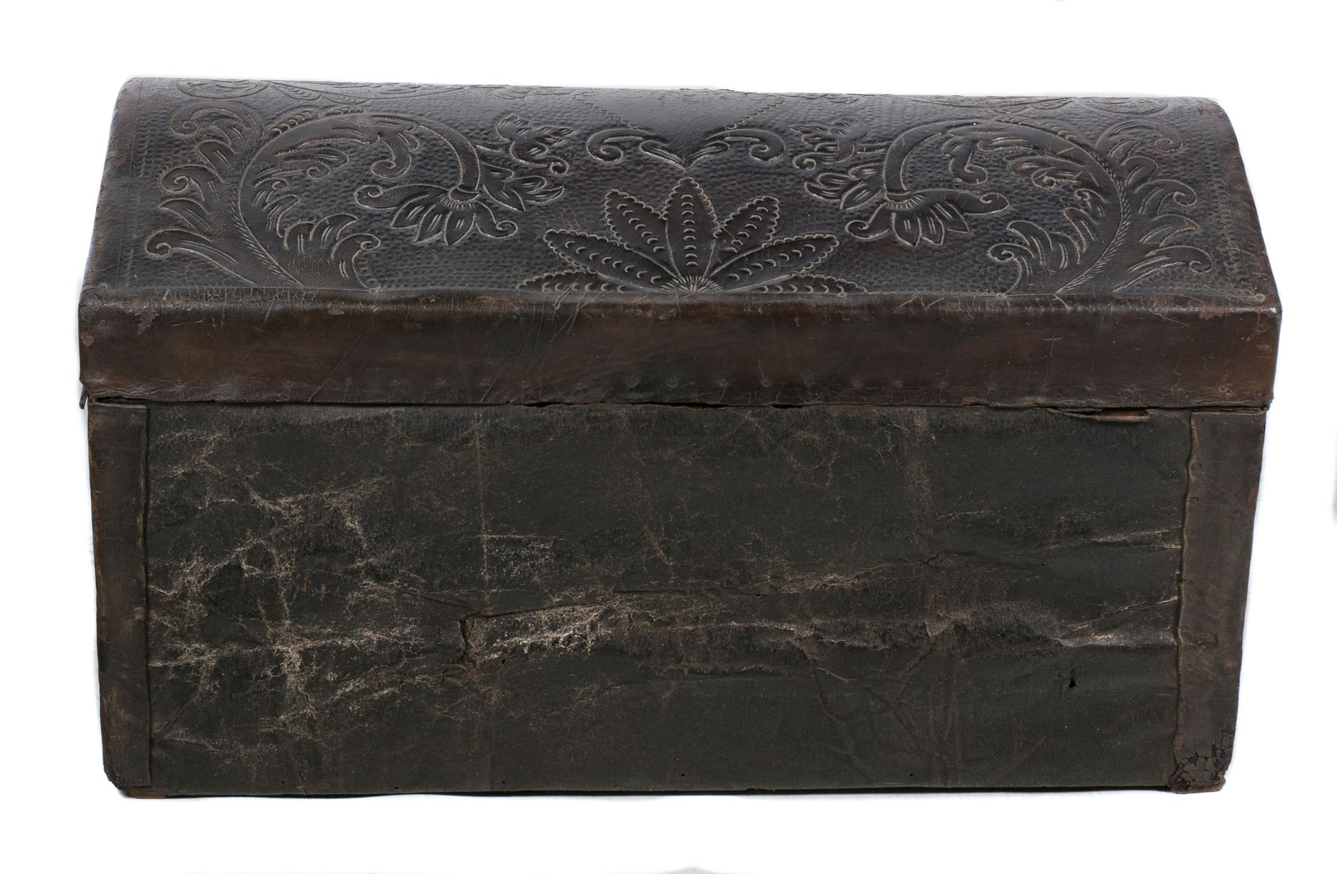 Embossed leather chest. Colonial School. Peru. 18th century. - Image 5 of 5