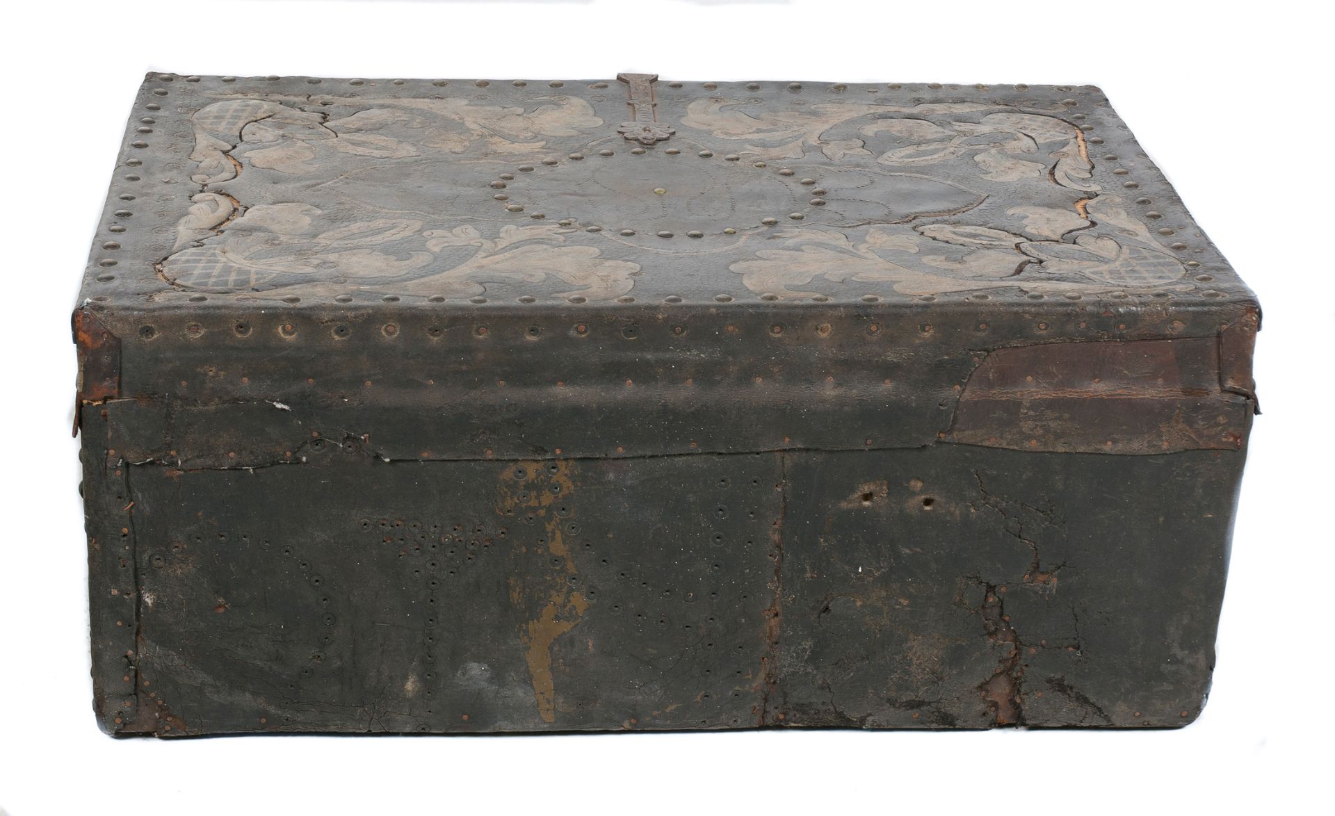 Wooden chest covered in embossed and polychromed leather. Colonial School. Peru. 18th century. - Image 4 of 4
