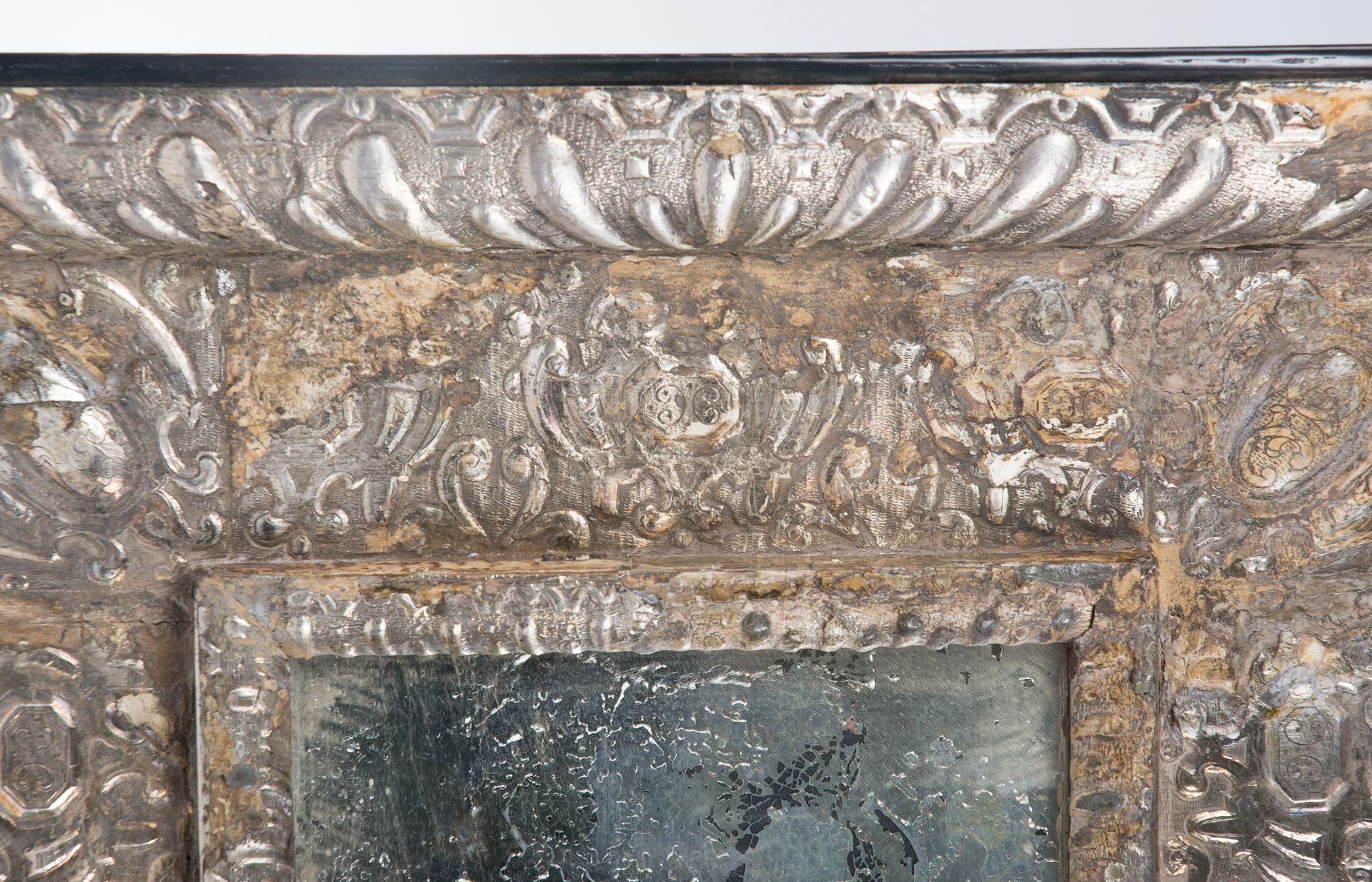 Mirror with wooden frame covered in embossed silver mirror. Colonial. Peru. Mid 17th century. - Bild 3 aus 4