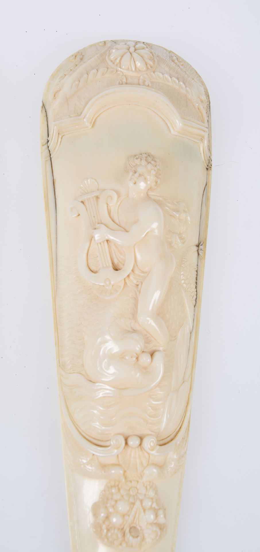 Sculpted ivory snuffbox. The Netherlands. Circa 1720. - Bild 2 aus 2