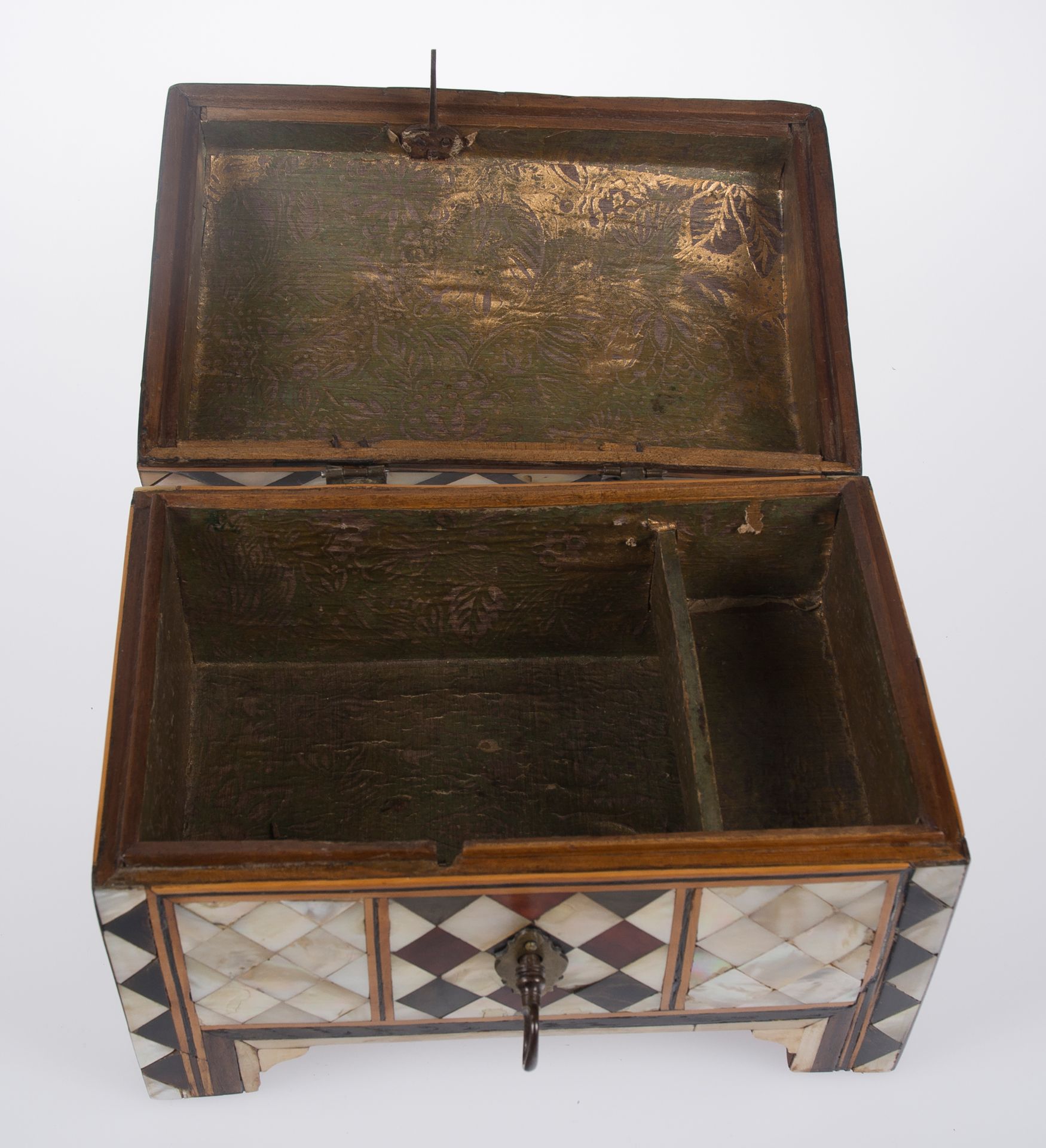 Wooden chest covered in plaques of tortoiseshell and mother of pearl. Ottoman work. 18th century. - Bild 4 aus 6