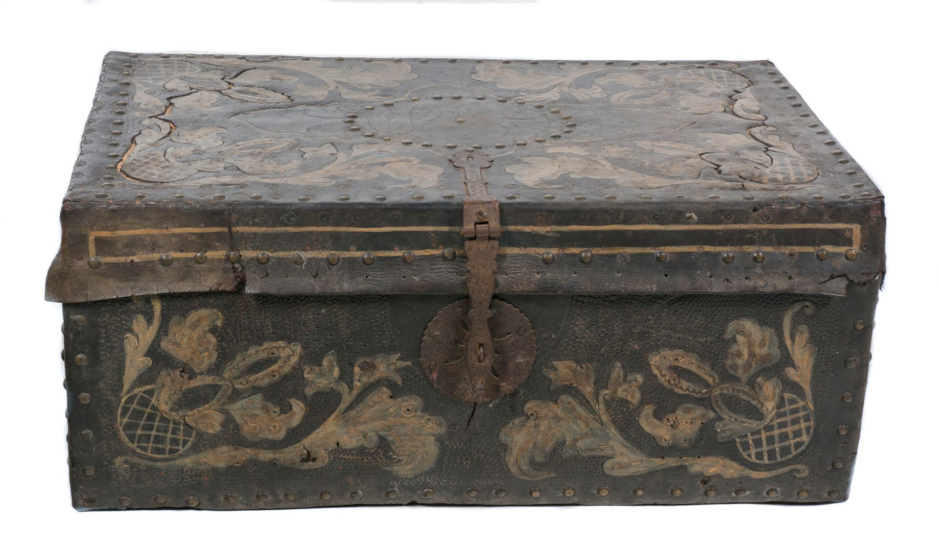 Wooden chest covered in embossed and polychromed leather. Colonial School. Peru. 18th century. - Image 2 of 4