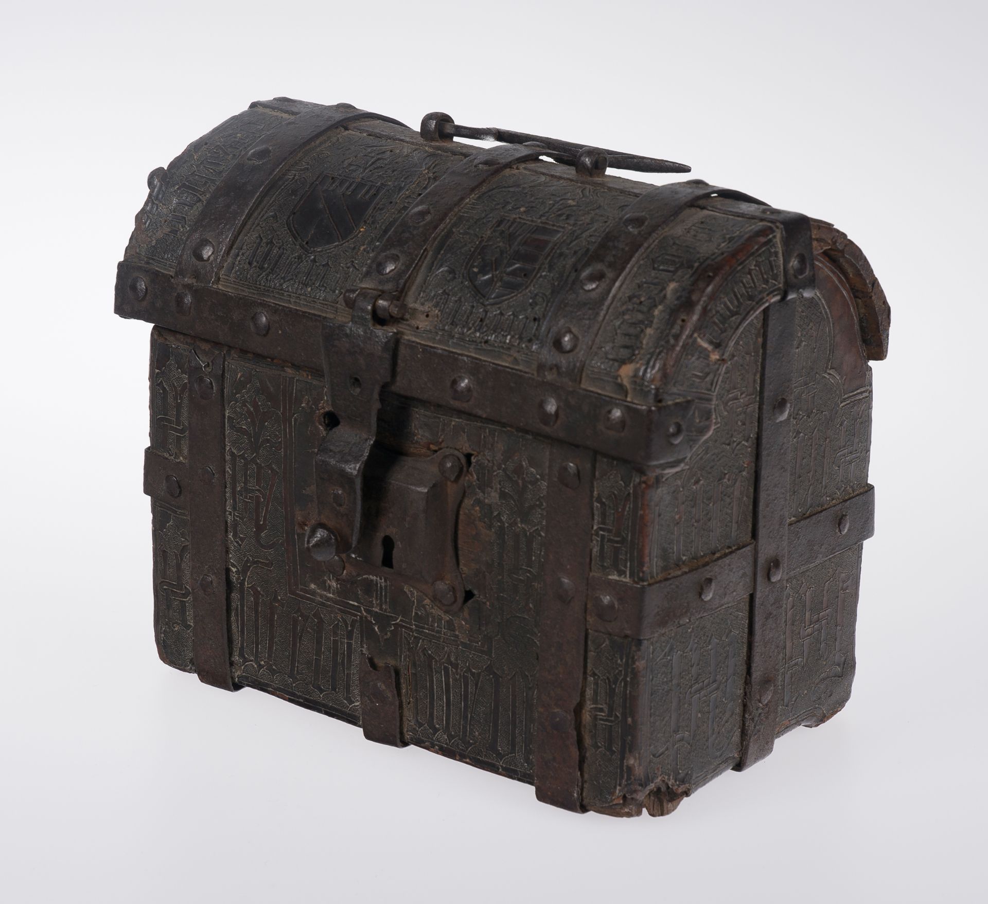 Wooden chest covered in embossed and engraved leather, with iron fittings. Gothic. 15th century. - Bild 3 aus 8