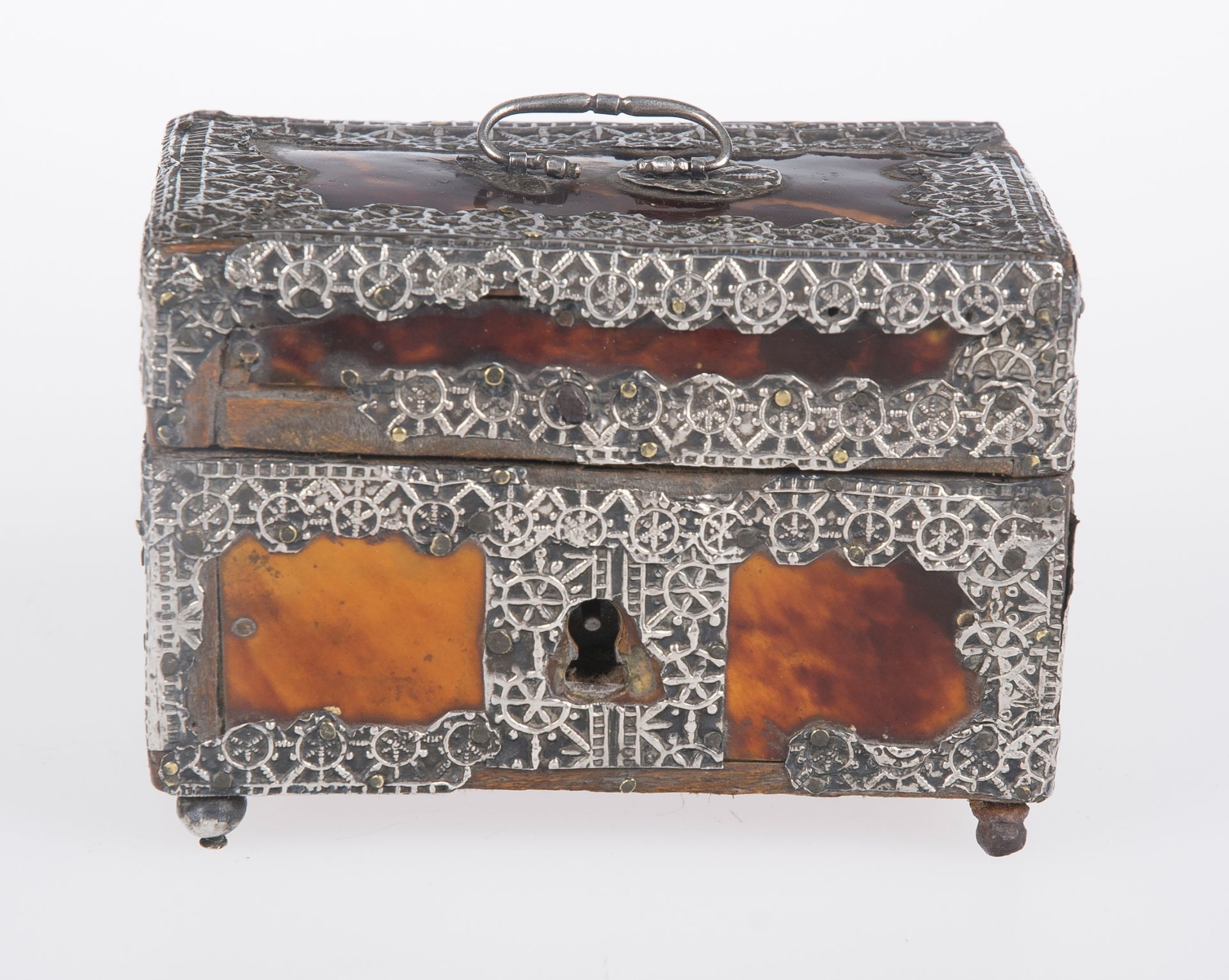 Small wooden chest covered in tortoiseshell and silver. Dutch colonies. Indonesia. 17th century. - Image 2 of 6