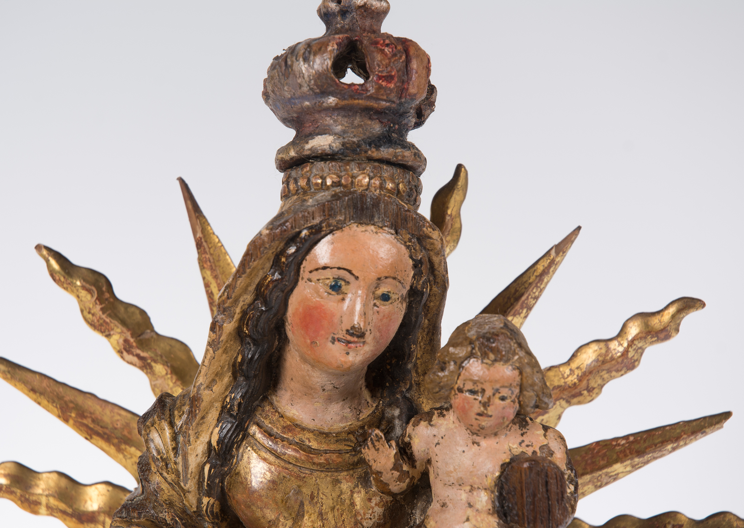 "Madonna and Child". Carved, gilded and polychromed wooden sculpture. Colonial School. Mexico or Pe - Image 3 of 5