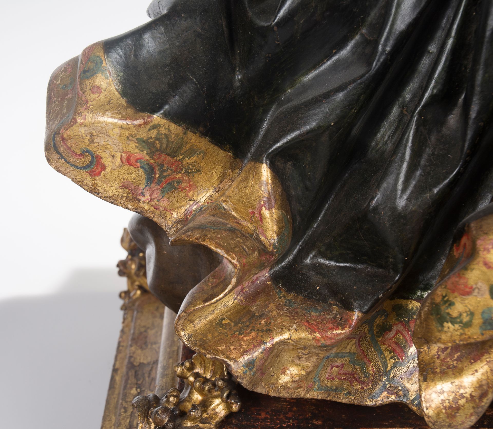 "Our Lady Immaculate". Carved, gilded, estofado technique and polychromed wooden sculpture. Colon - Image 14 of 21