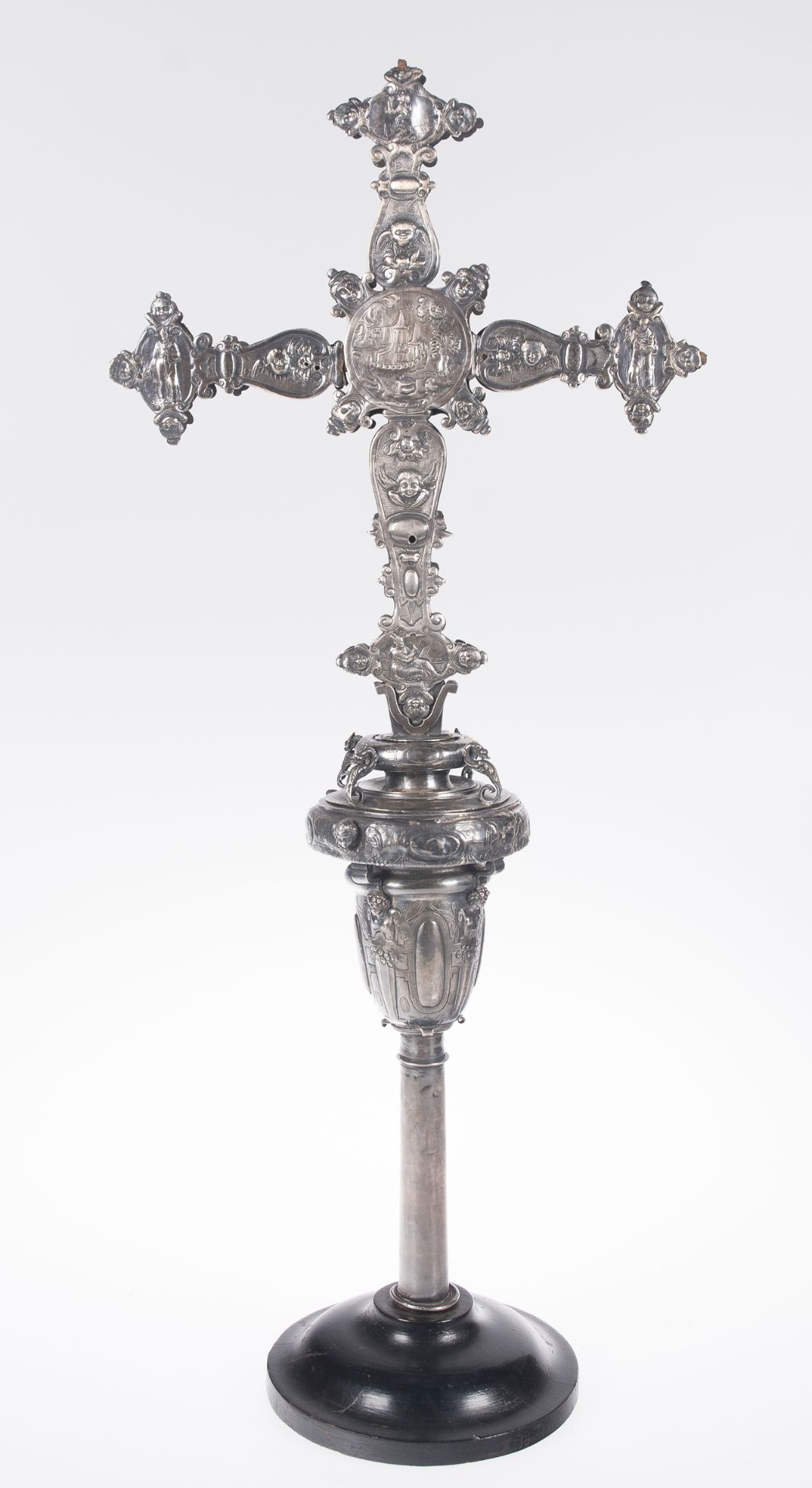 Large, chased silver processional cross. 16th century. - Image 7 of 14