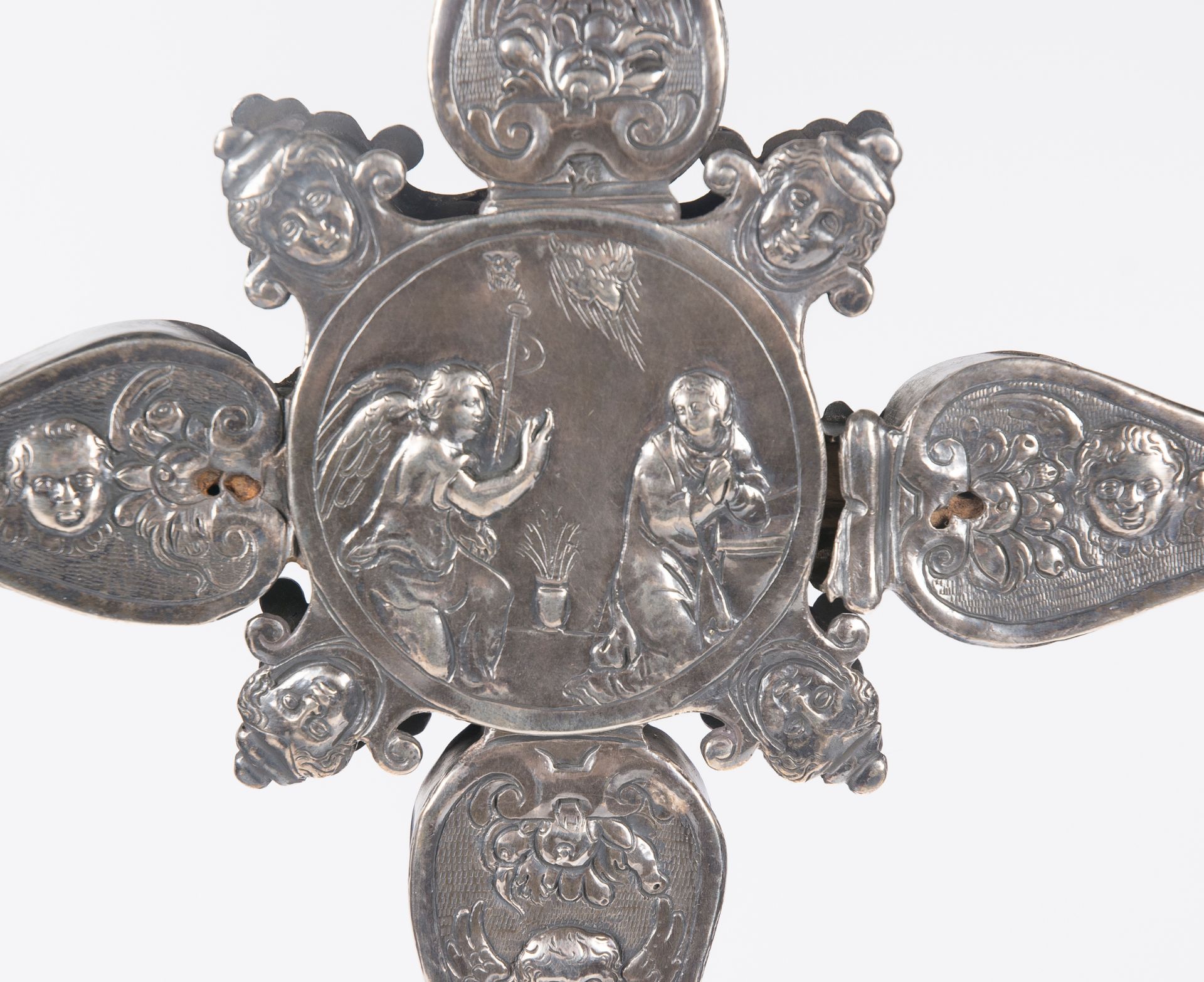 Large, chased silver processional cross. 16th century. - Image 2 of 14