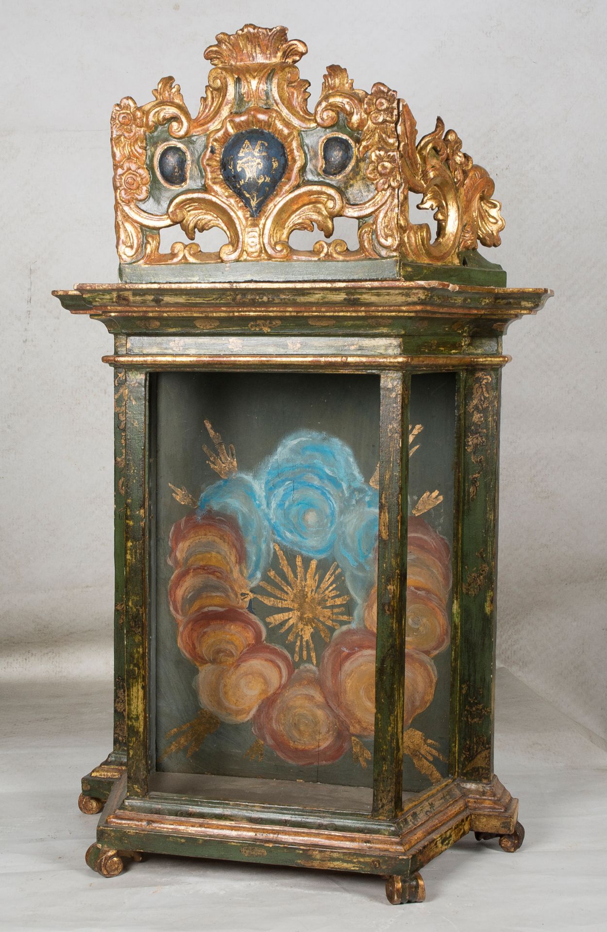 Pair of carved, polychromed and gilded wooden niches. Baroque. Late 17th century. 88 x 55 x 23 cm. - Bild 4 aus 6