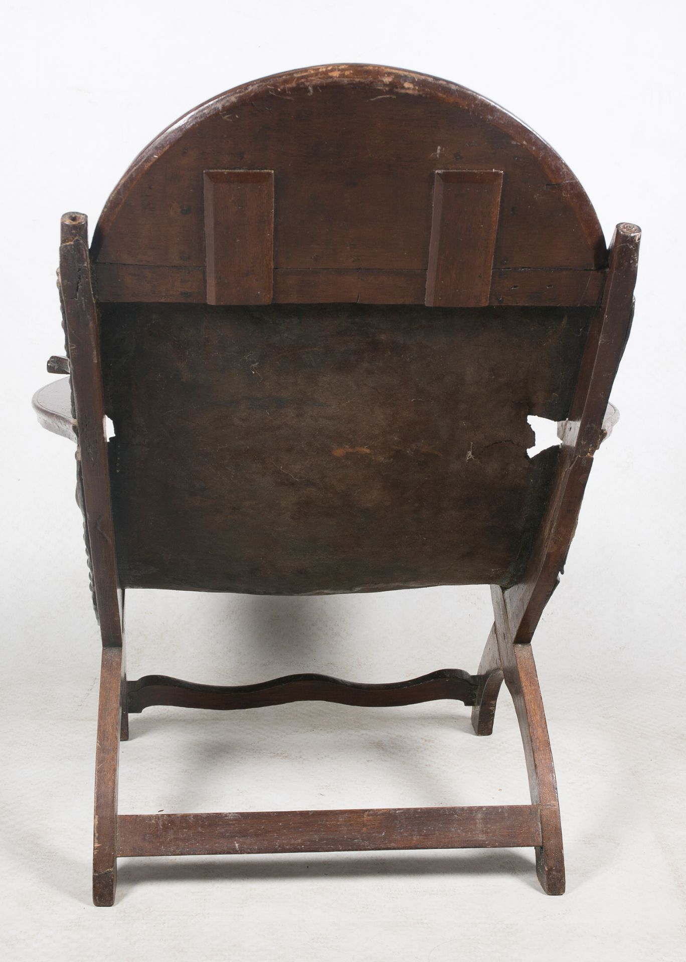 Cedarwood and embossed leather armchair. Colonial School. Mexico. Circa 1800. - Bild 3 aus 4