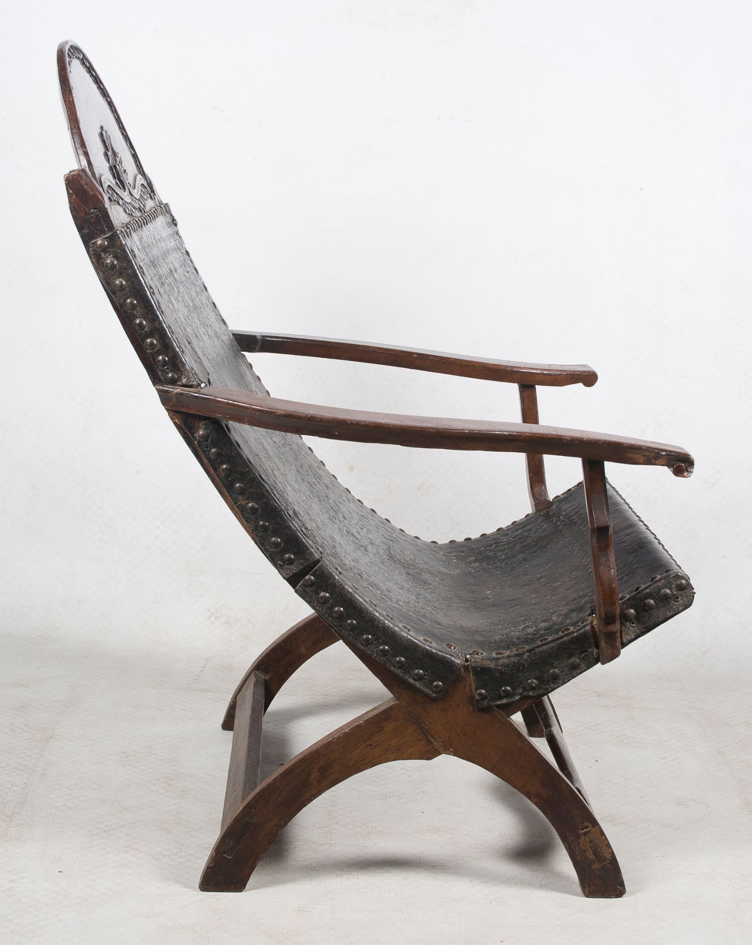 Cedarwood and embossed leather armchair. Colonial School. Mexico. Circa 1800. - Bild 4 aus 4