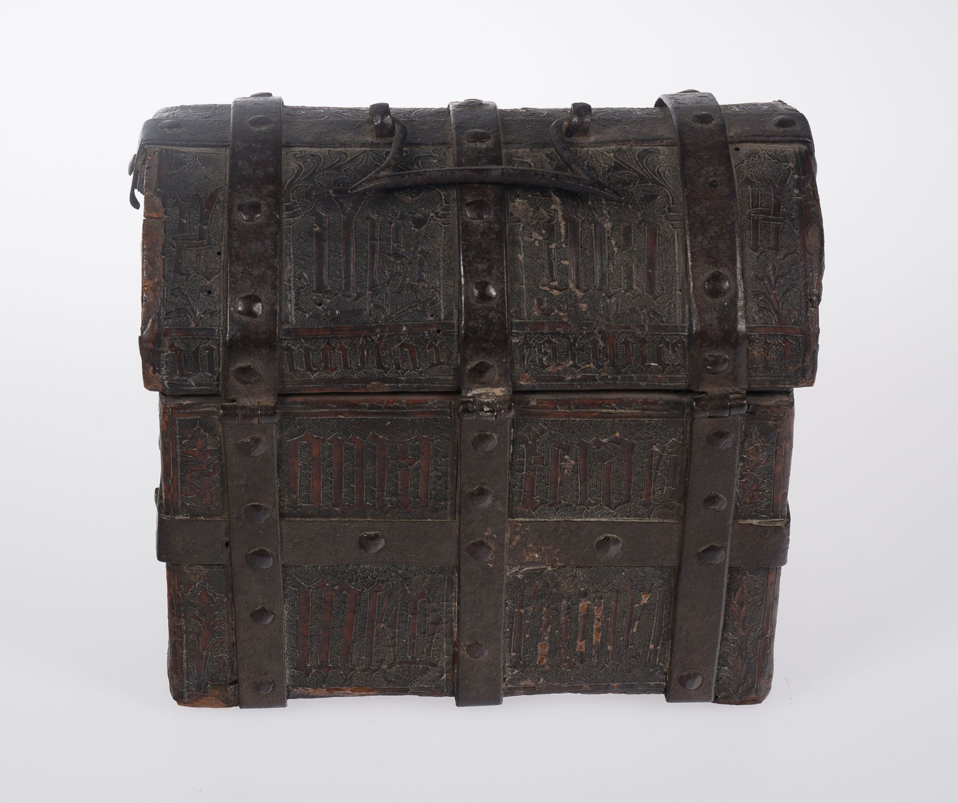 Wooden chest covered in embossed and engraved leather, with iron fittings. Gothic. 15th century. - Bild 5 aus 8