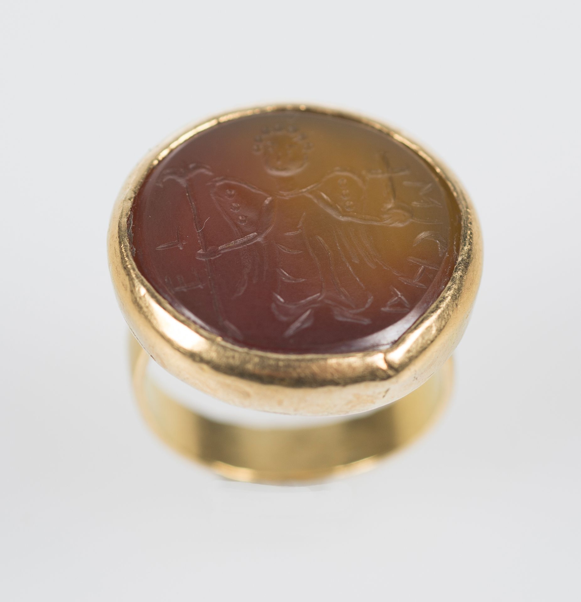 Imposing gold and carnelian ring. Byzantine art. 12th - 13th century. - Bild 2 aus 4