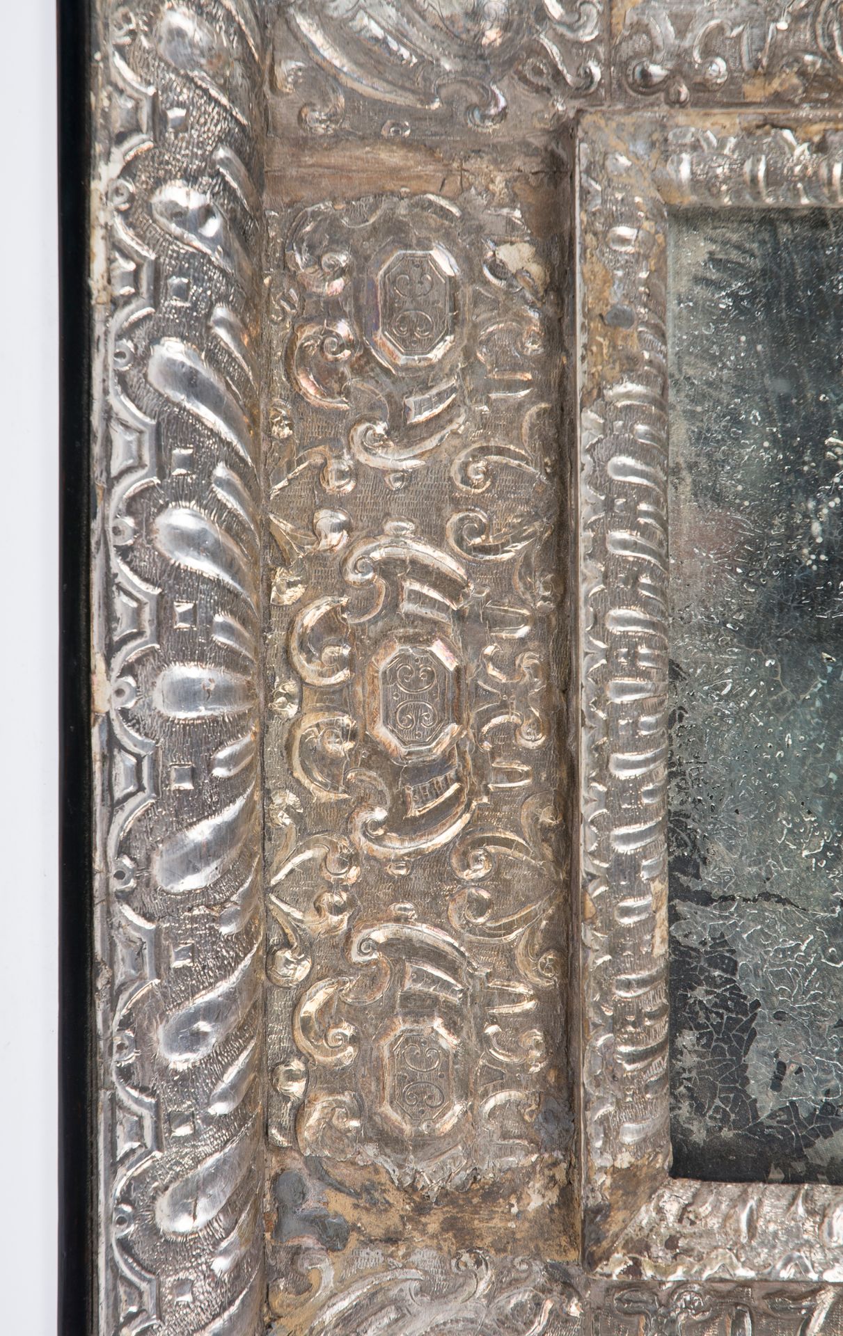 Mirror with wooden frame covered in embossed silver mirror. Colonial. Peru. Mid 17th century. - Bild 2 aus 4