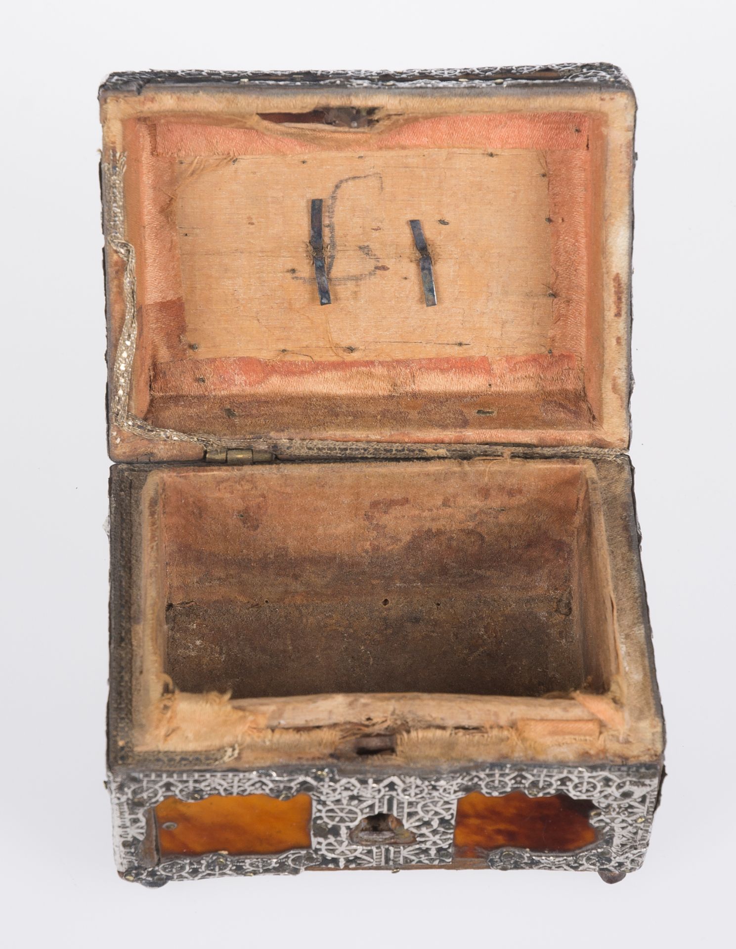 Small wooden chest covered in tortoiseshell and silver. Dutch colonies. Indonesia. 17th century. - Image 6 of 6