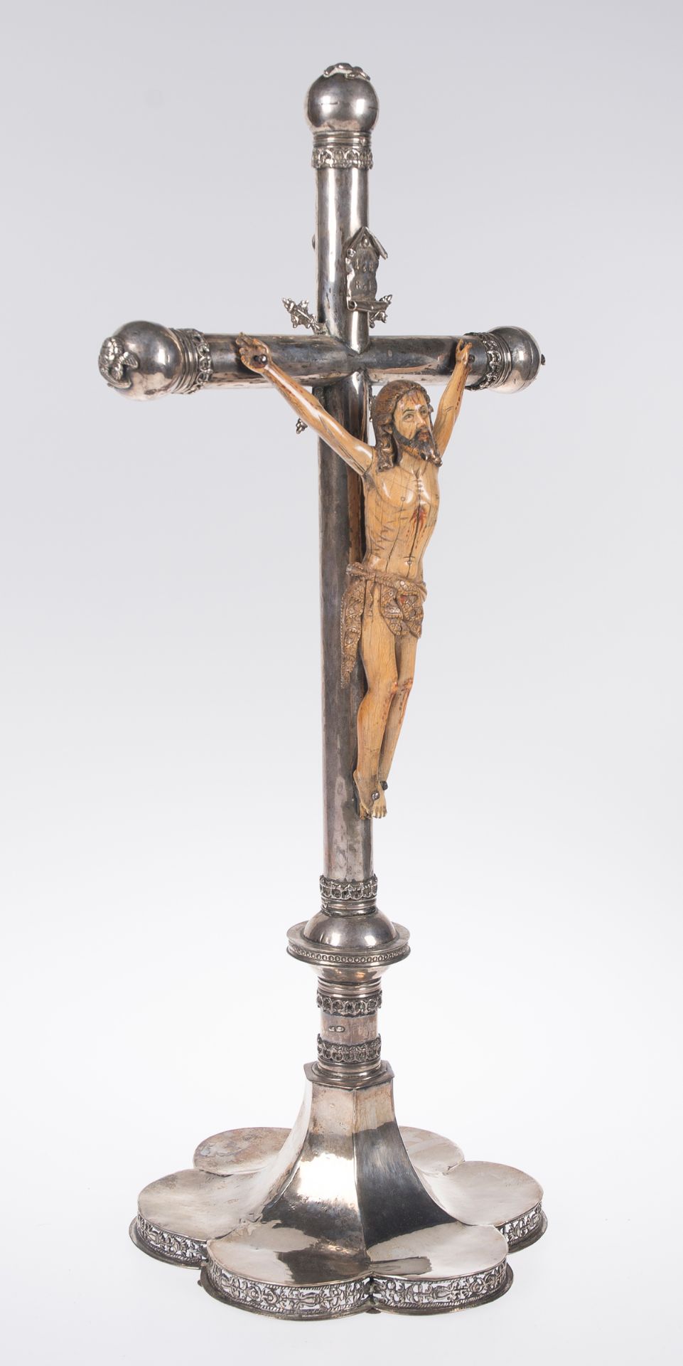 Large cross made of chased and pierced cast silver. Barcelona. 16th century. Sculpted ivory Chris - Image 3 of 7