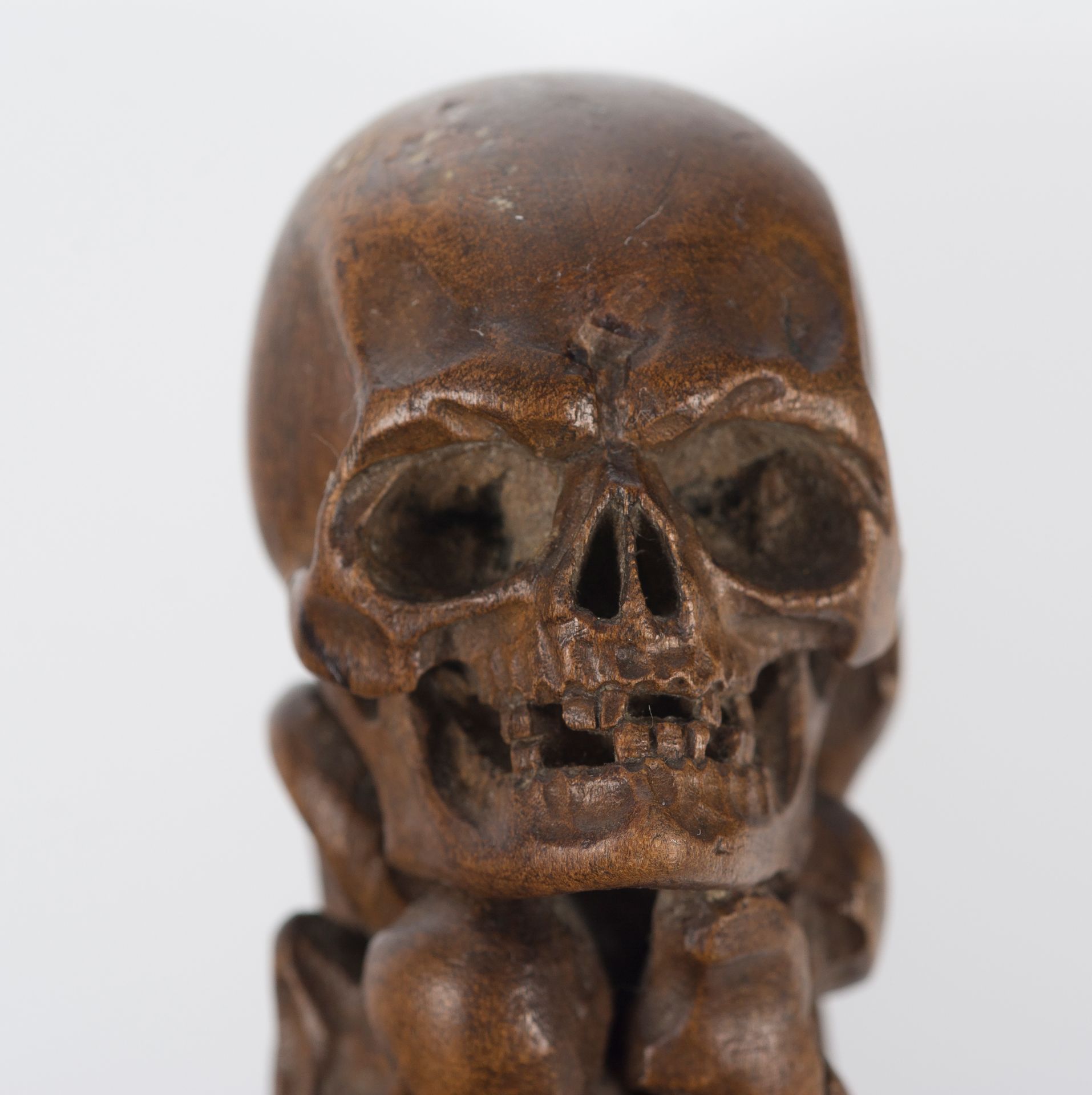 Boxwood stamp depicting a skull and a serpent. Probably German. 18th century. - Image 2 of 7