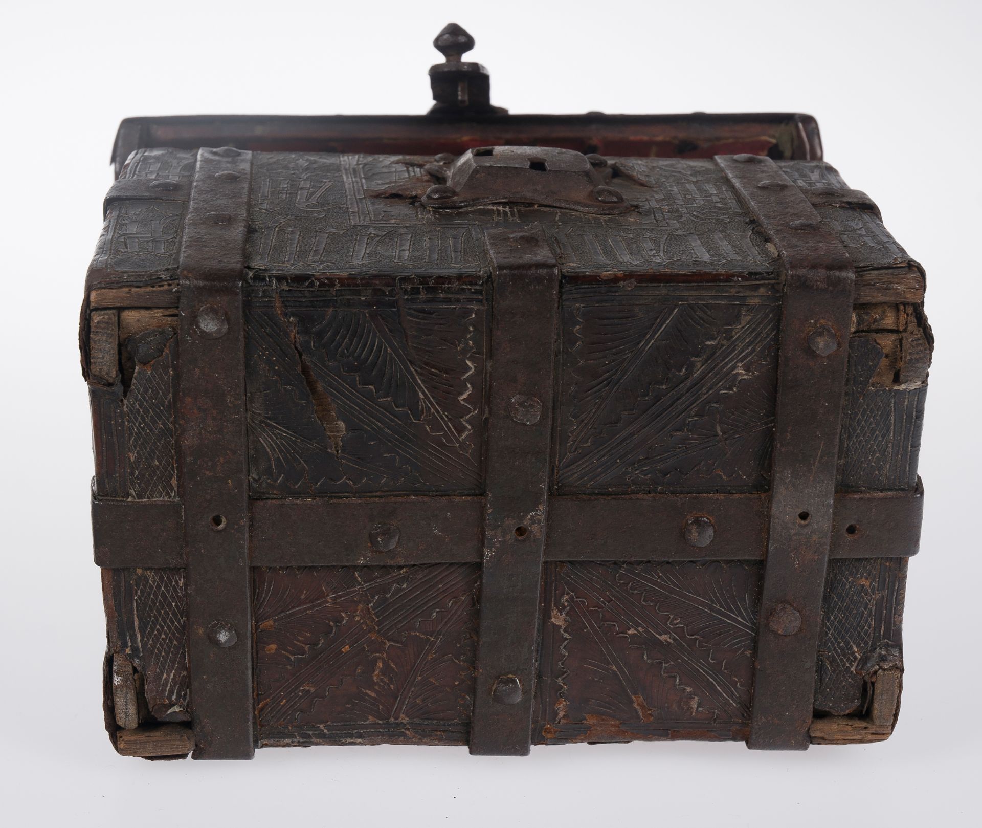 Wooden chest covered in embossed and engraved leather, with iron fittings. Gothic. 15th century. - Bild 6 aus 8