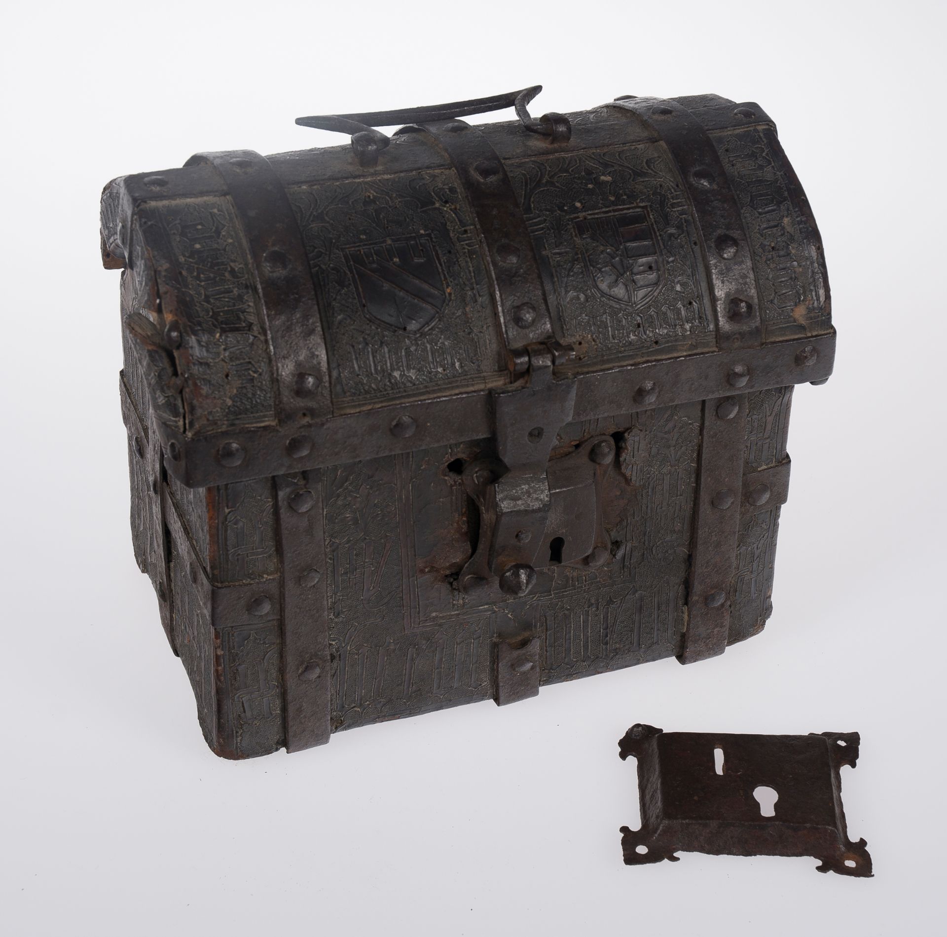Wooden chest covered in embossed and engraved leather, with iron fittings. Gothic. 15th century. - Bild 7 aus 8