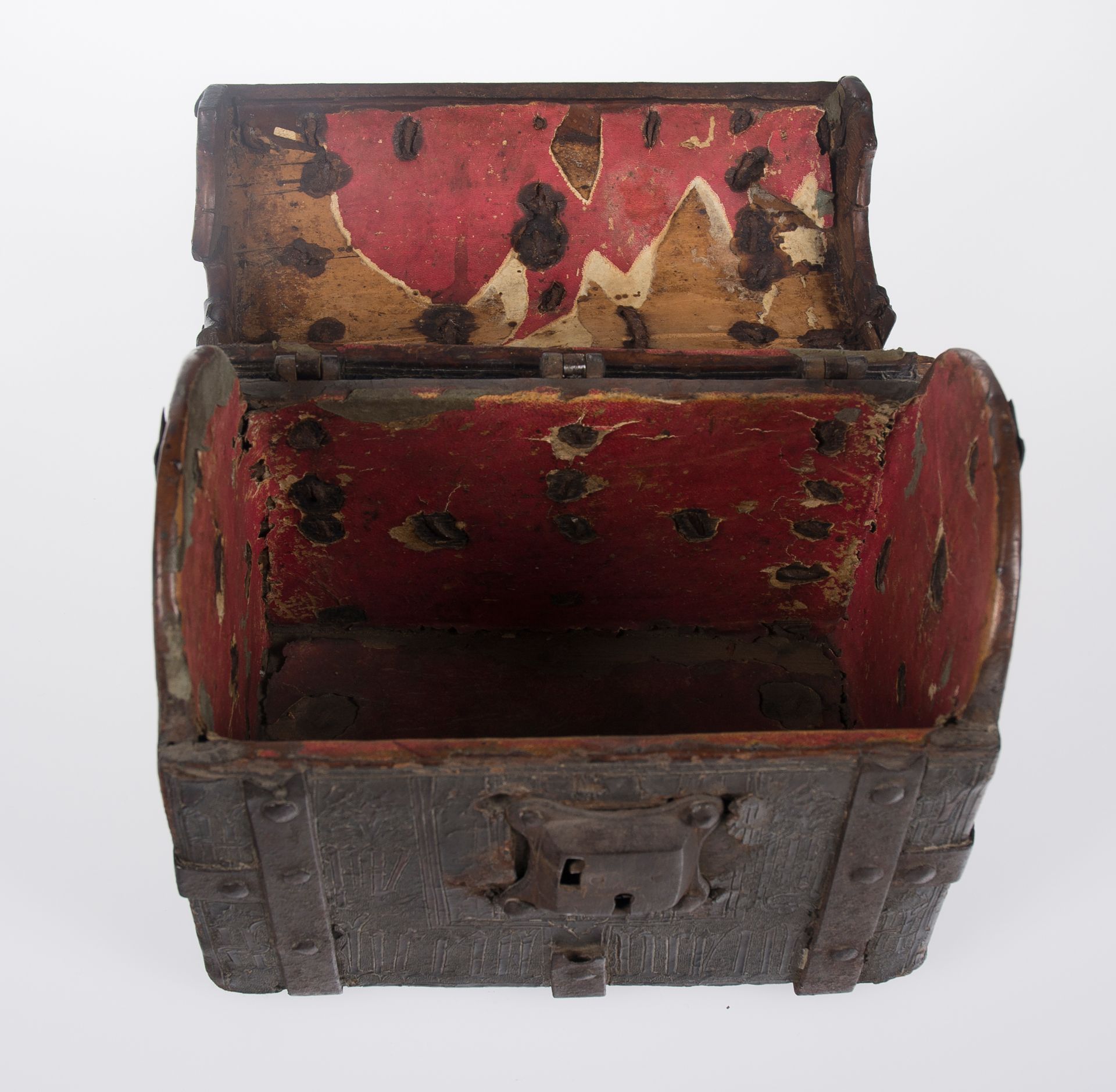 Wooden chest covered in embossed and engraved leather, with iron fittings. Gothic. 15th century. - Bild 4 aus 8