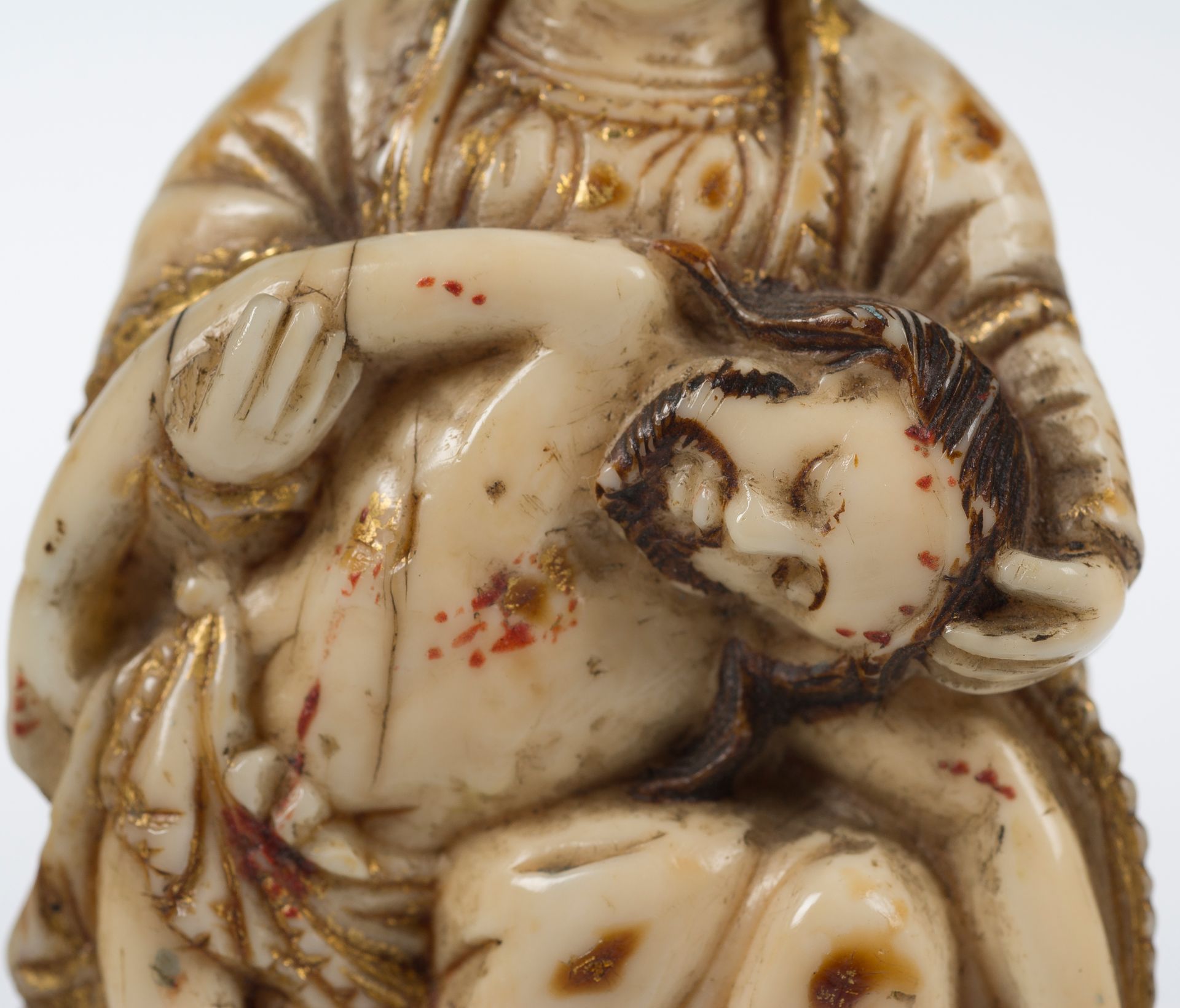 "Pietà". Ivory sculpture with polychrome and gilt residue. Indo-Portuguese work. Goa. Early 18th - Image 5 of 7