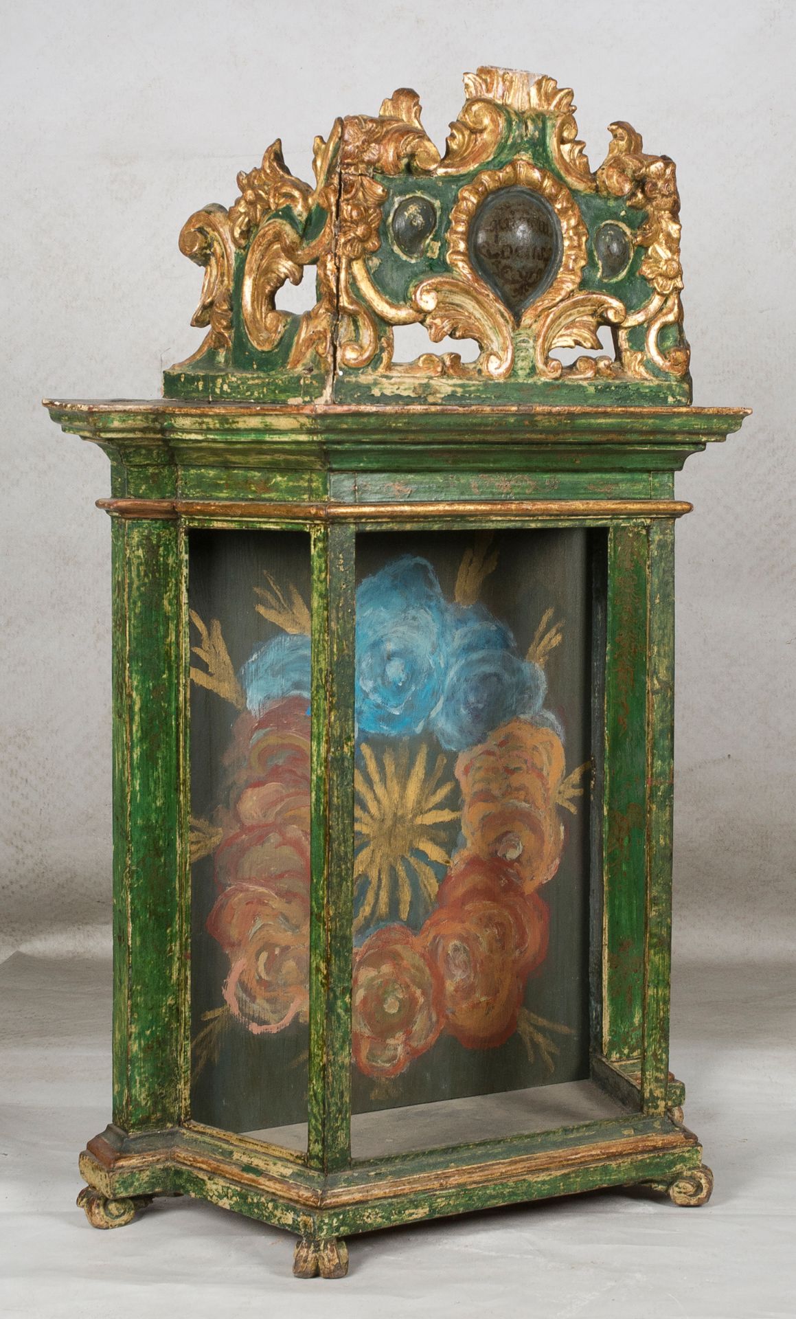 Pair of carved, polychromed and gilded wooden niches. Baroque. Late 17th century. 88 x 55 x 23 cm. - Bild 3 aus 6