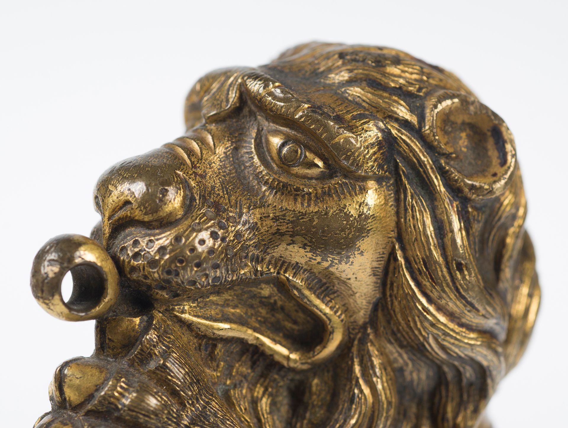 Gilded and chased bronze lion. Italian-Flemish work. Renaissance. Circa 1500. - Bild 6 aus 7
