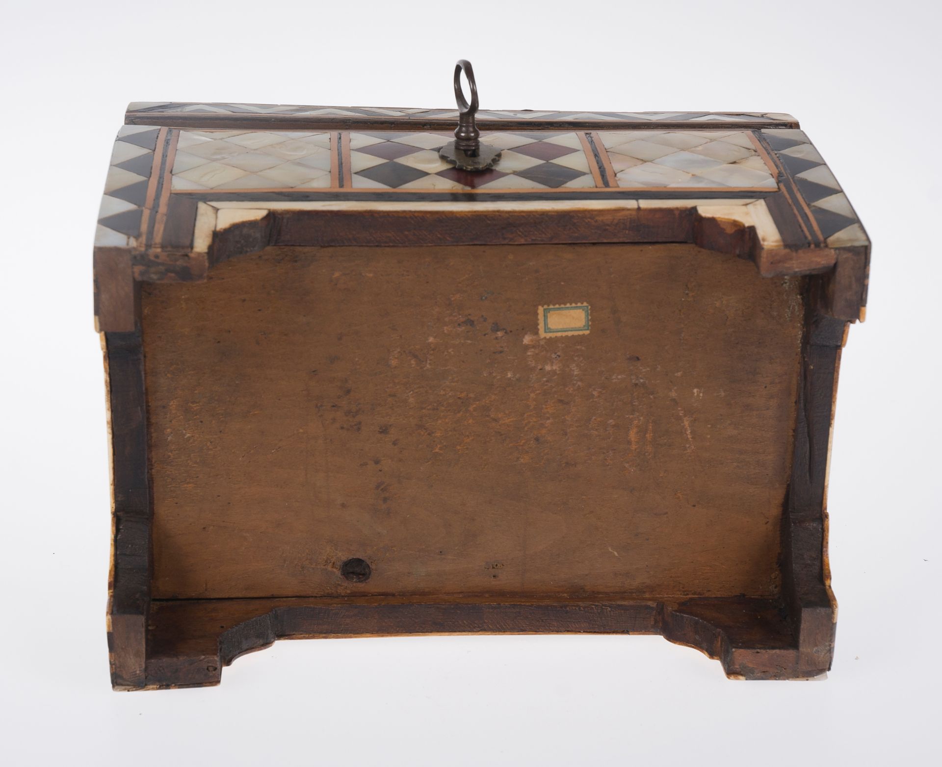 Wooden chest covered in plaques of tortoiseshell and mother of pearl. Ottoman work. 18th century. - Bild 6 aus 6