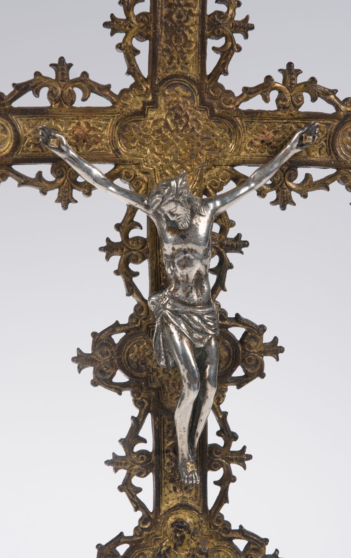 Gilded bronze cross with a silver Christ. Italy. 16th century. - Bild 3 aus 8