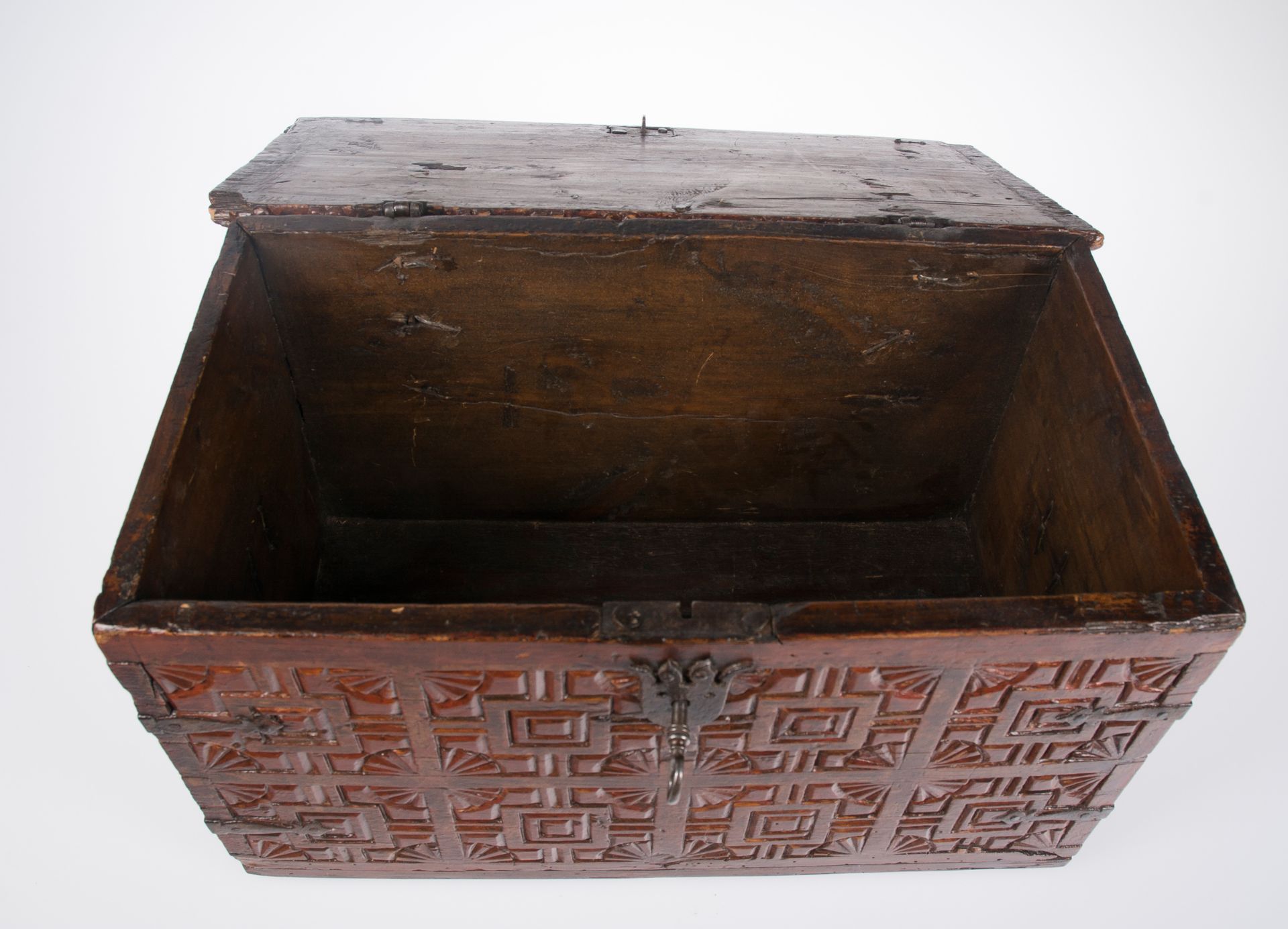 Carved cedarwood chest with iron fittings and polychrome residue. Colonial School. Peru. Late 17th - Bild 3 aus 6