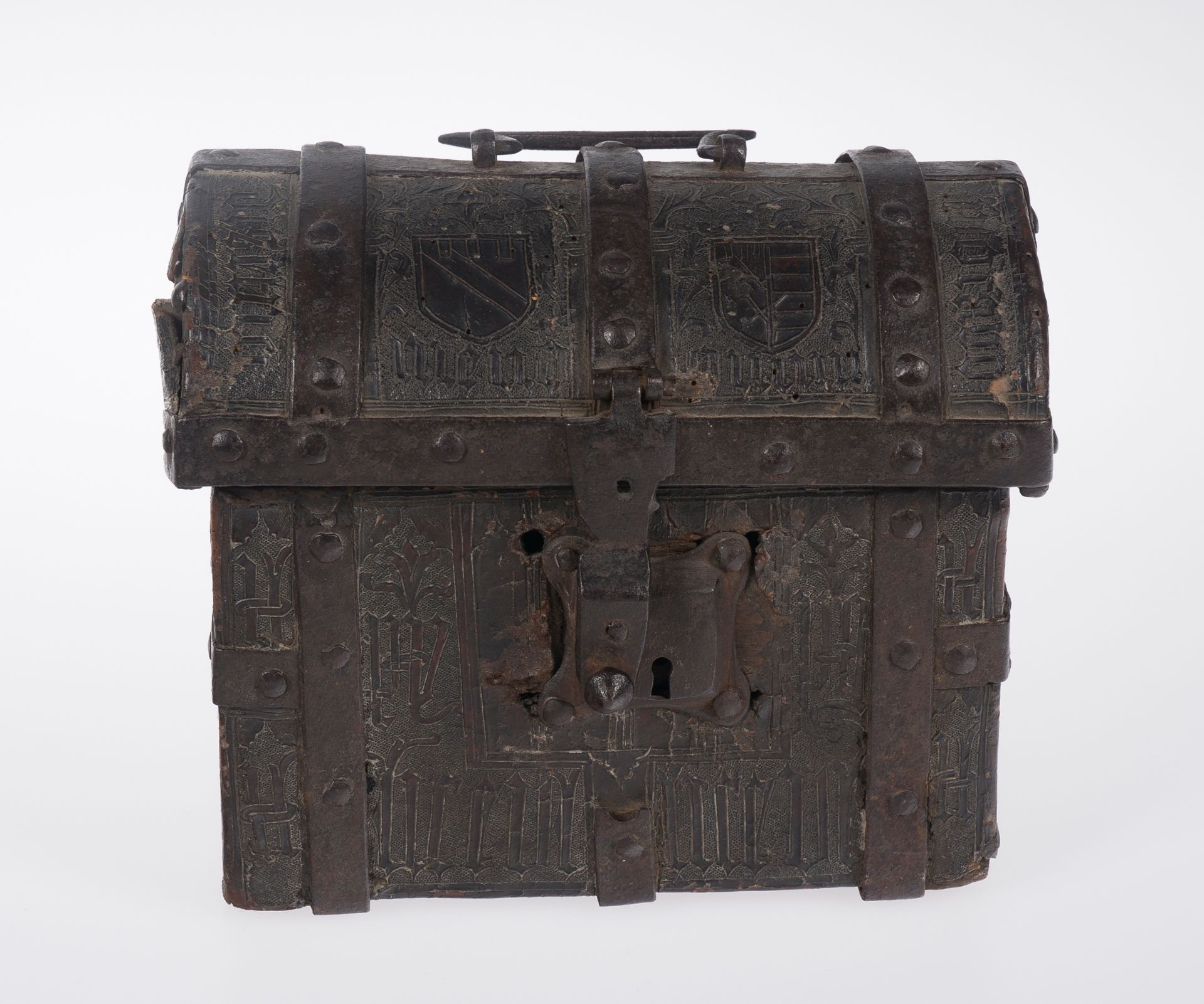 Wooden chest covered in embossed and engraved leather, with iron fittings. Gothic. 15th century. - Bild 2 aus 8